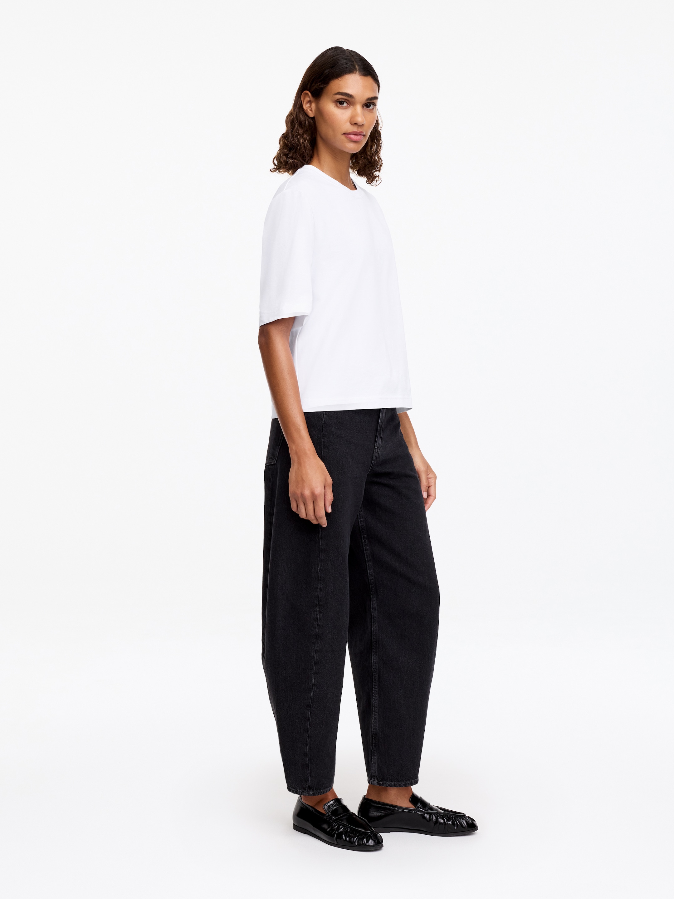 Signature Boxy T-Shirt - White - Relaxed fit - Women - StillMedia/Lookbook - 18