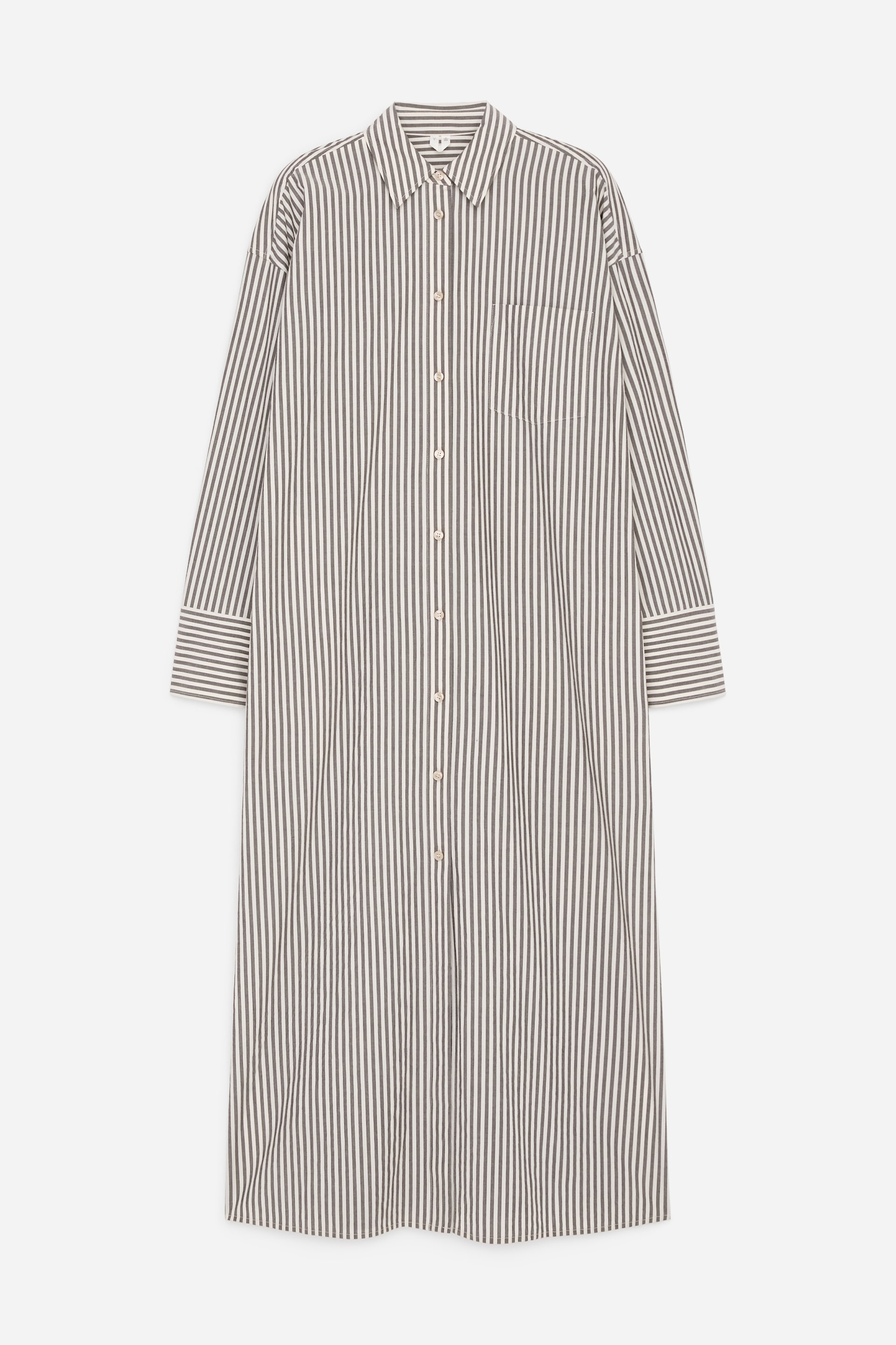 Visualizza immagine più grande: Questo abito camicia a maniche lunghe presenta il suo fronte, caratterizzato da un tessuto di cotone a righe verticali verde scuro e bianco sporco. È progettato in uno stile lungo con bottoni, un colletto regolare, una tasca applicata sul petto a sinistra e polsini larghi sulle maniche lunghe, mostrando una vestibilità regolare e dritta.