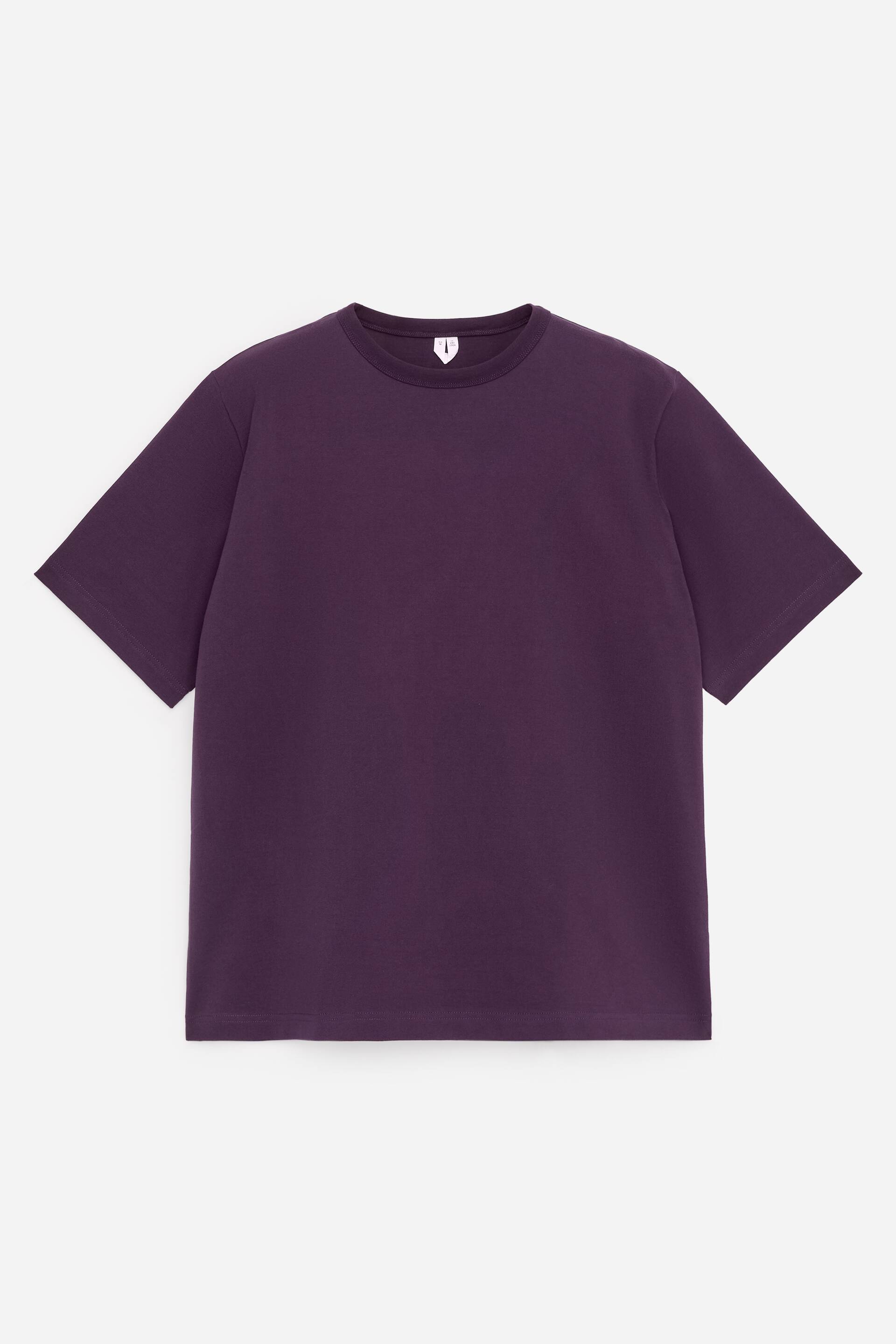 Ver imagem maior: Uma t-shirt roxo escuro em vista frontal, com uma gola clássica crewneck e 1x1 rib binding. Exibe uma silhueta oversized com mangas ligeiramente mais compridas e um corte generoso e bem equilibrado no corpo e na linha do decote.