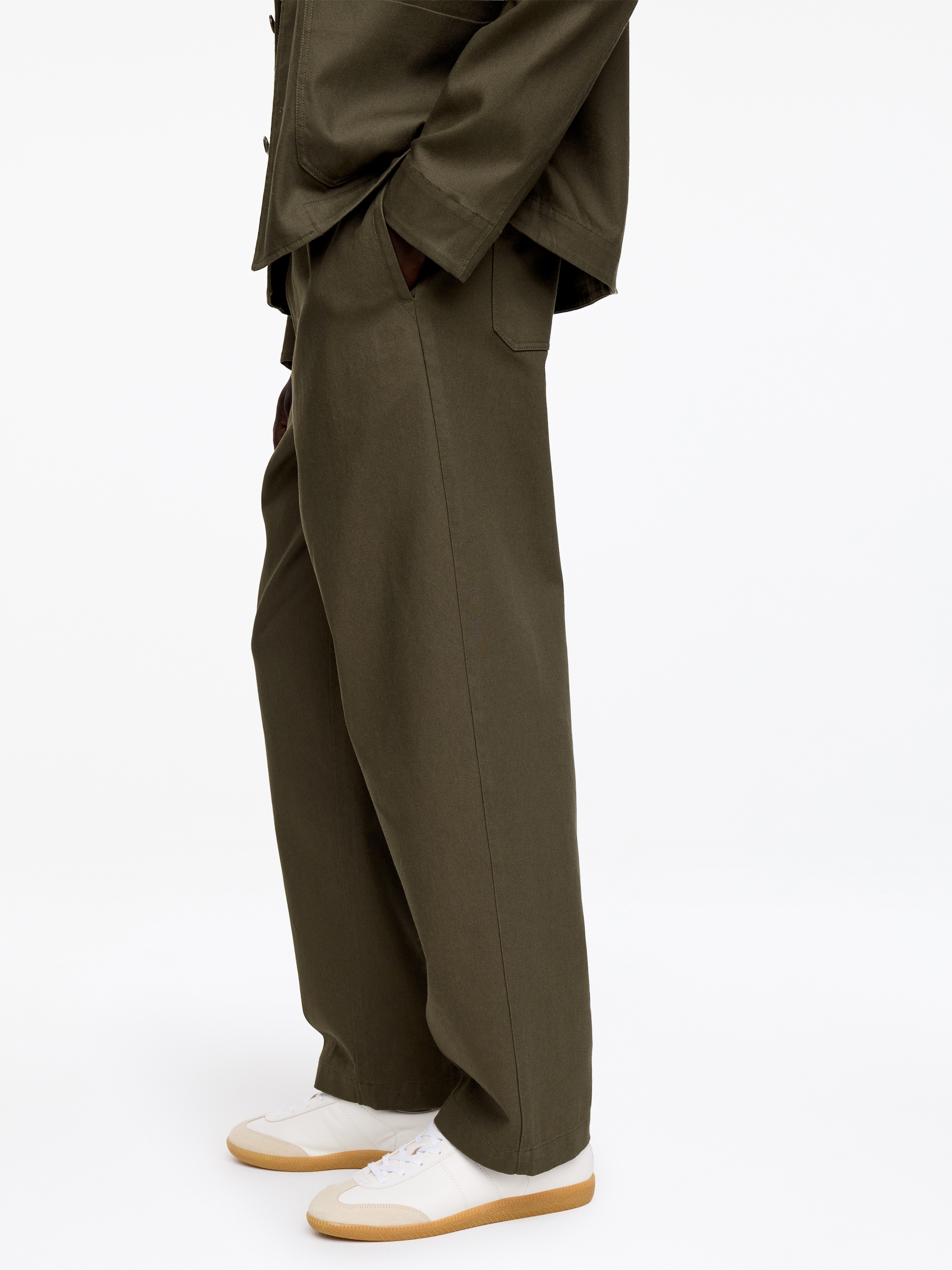 Pantalones de lino y algodón loose fit - Verde caqui - Corte holgado - Men - StillMedia/Lookbook - 3