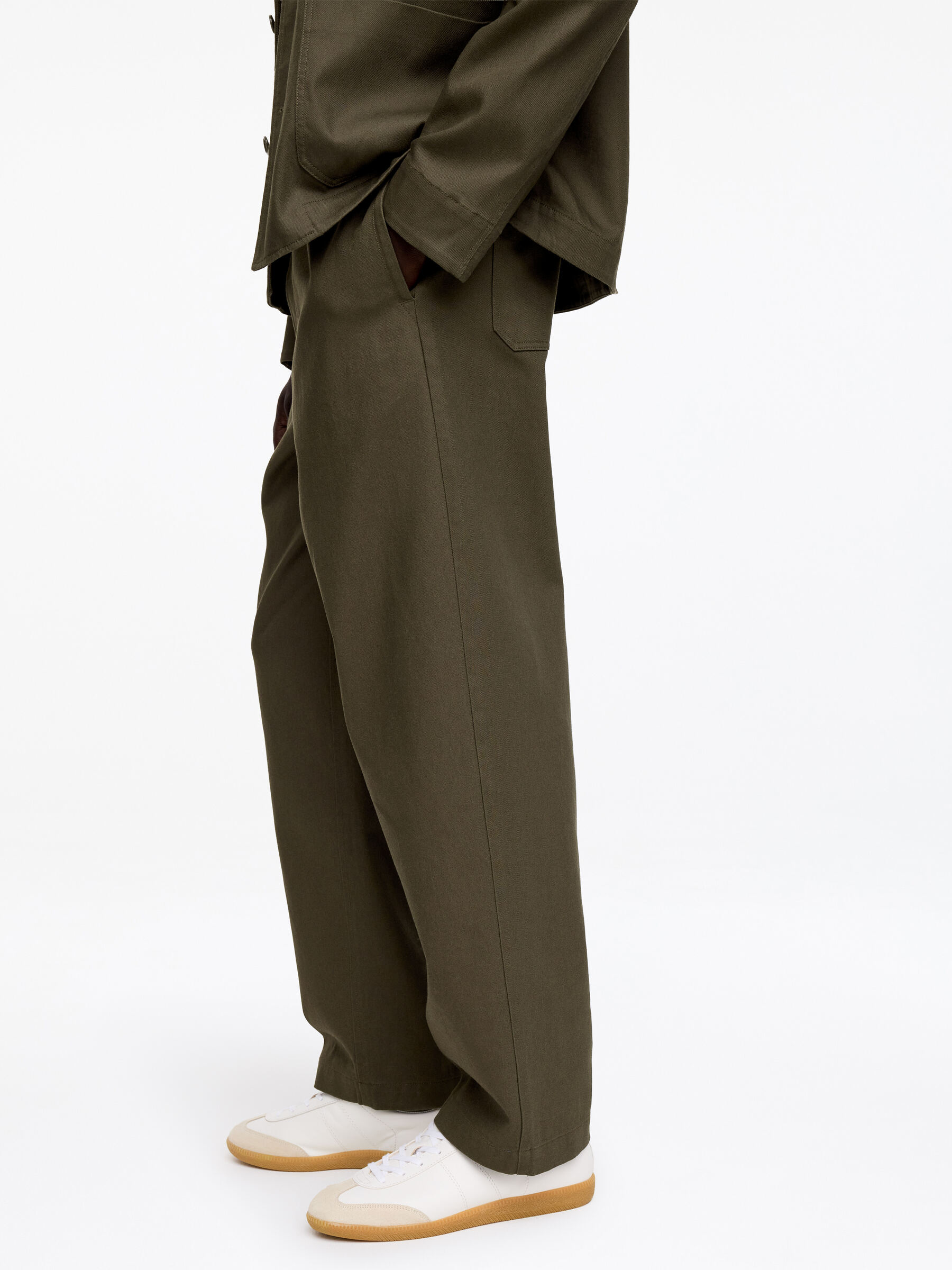 Pantalones de lino y algodón loose fit - Verde caqui - Corte holgado - Men - StillMedia/Lookbook - 3