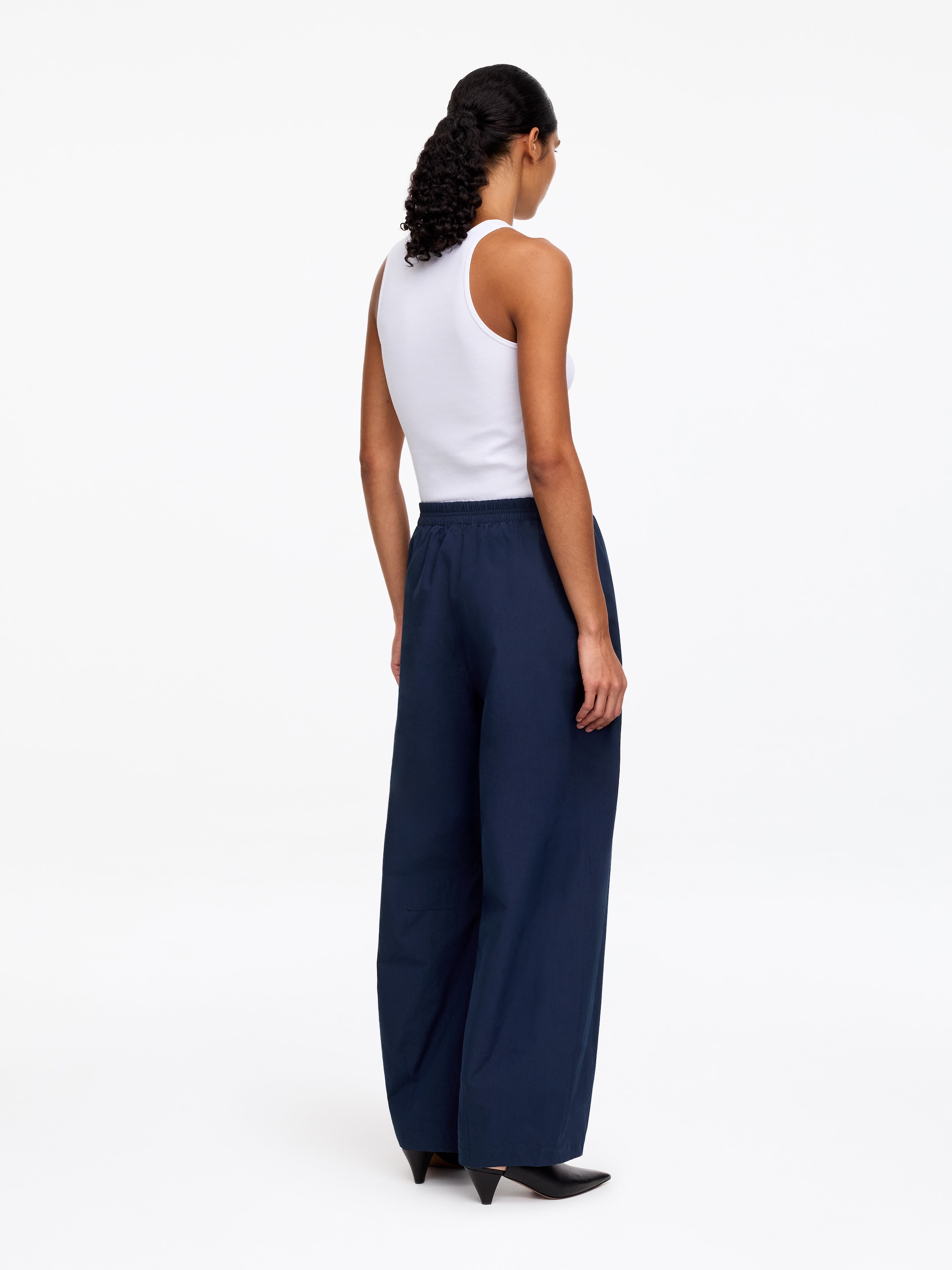 Pantalon en coton à jambe barrel - Bleu foncé - Loose fit - Femme - StillMedia/Lookbook - 7