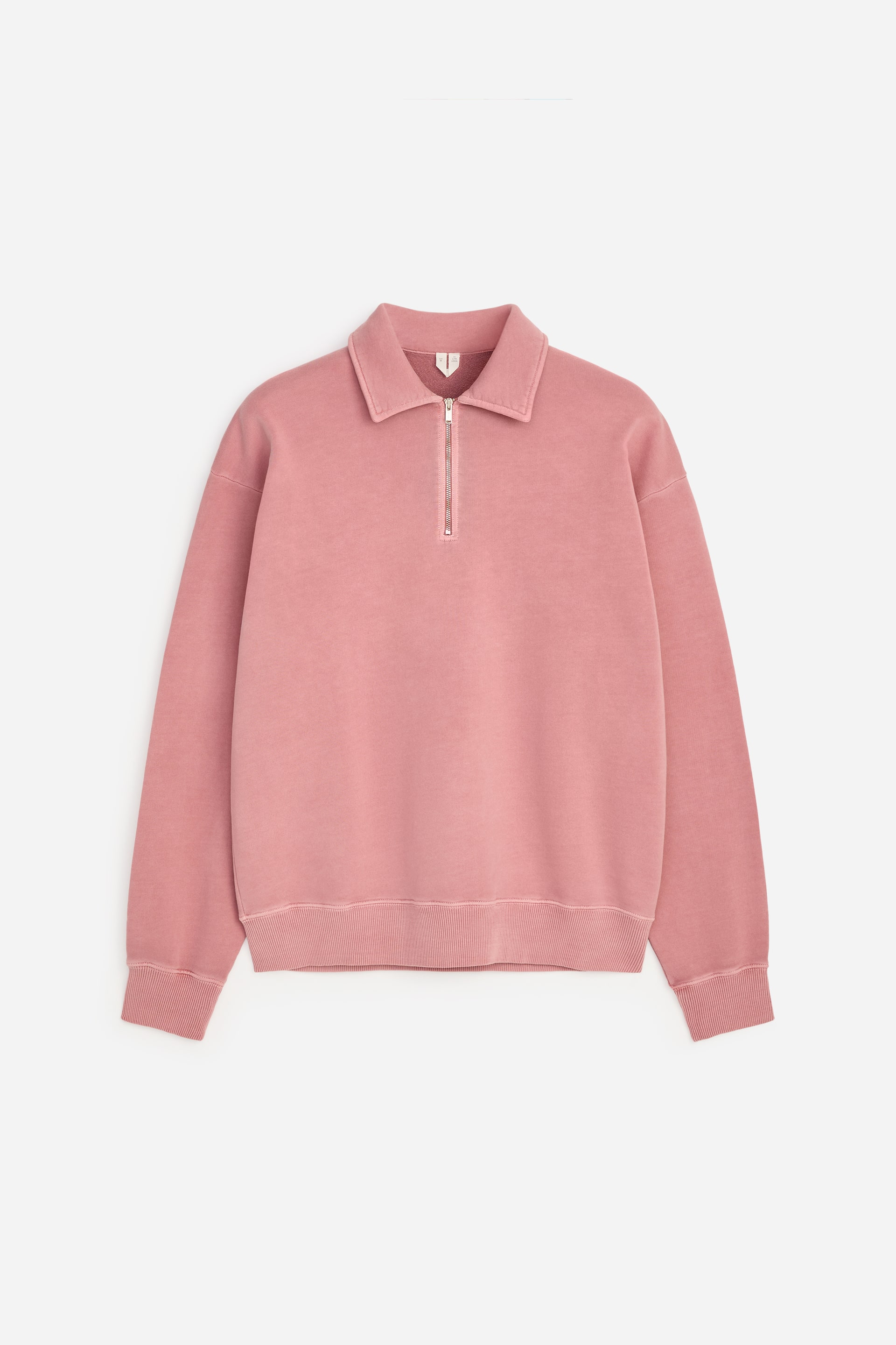 Agrandir l'image: Le sweat-shirt rose est orienté vers l'avant, doté d'un col classique, d'une fermeture à demi-zip et d'une coupe décontractée avec des poignets et un ourlet inférieur en maille côtelée, affichant une finition teinte en pièce.