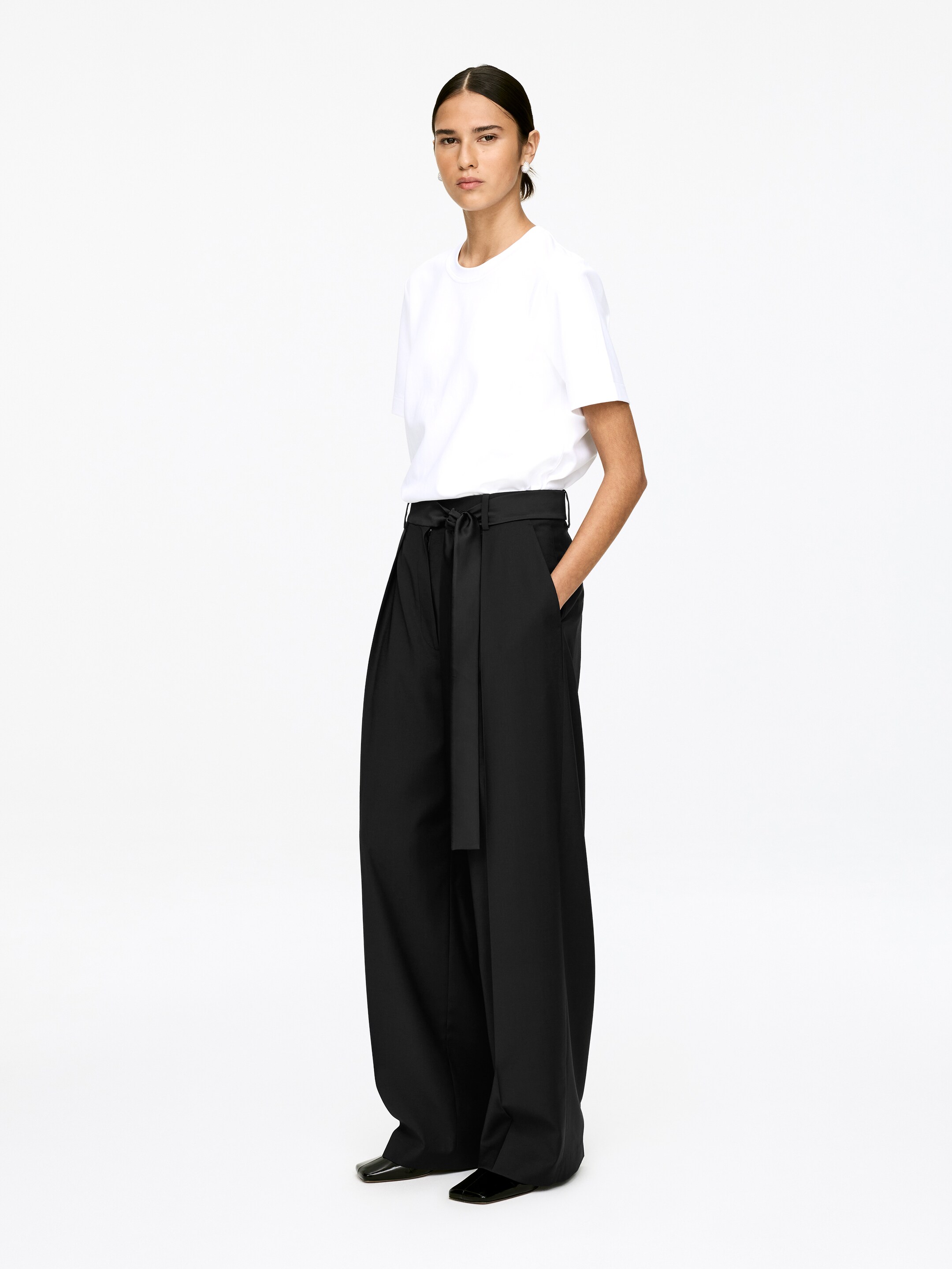 Visualizza immagine più grande: Pantaloni con cintura in raso e pinces - Nero - DONNA | H&M IT 2