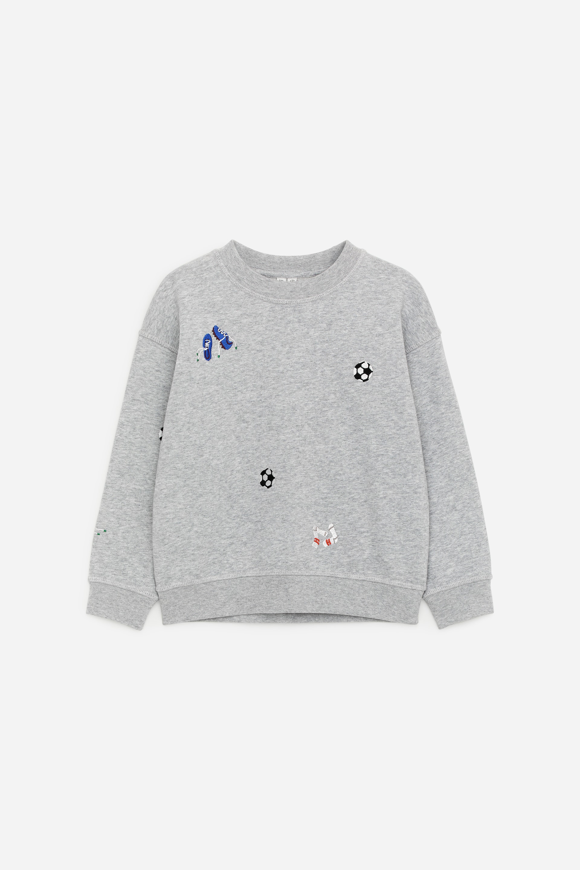 Grösseres Bild ansehen: Ein graues, schweres Sweatshirt aus Baumwollfrottee wird von vorne gezeigt, mit Rundhalsausschnitt und einem entspannten Schnitt. Es präsentiert verschiedene gestickte Motive von Fussbällen, Fussballschuhen und Socken und ist mit gerippten Abschlüssen an den Bündchen und am Saum versehen.