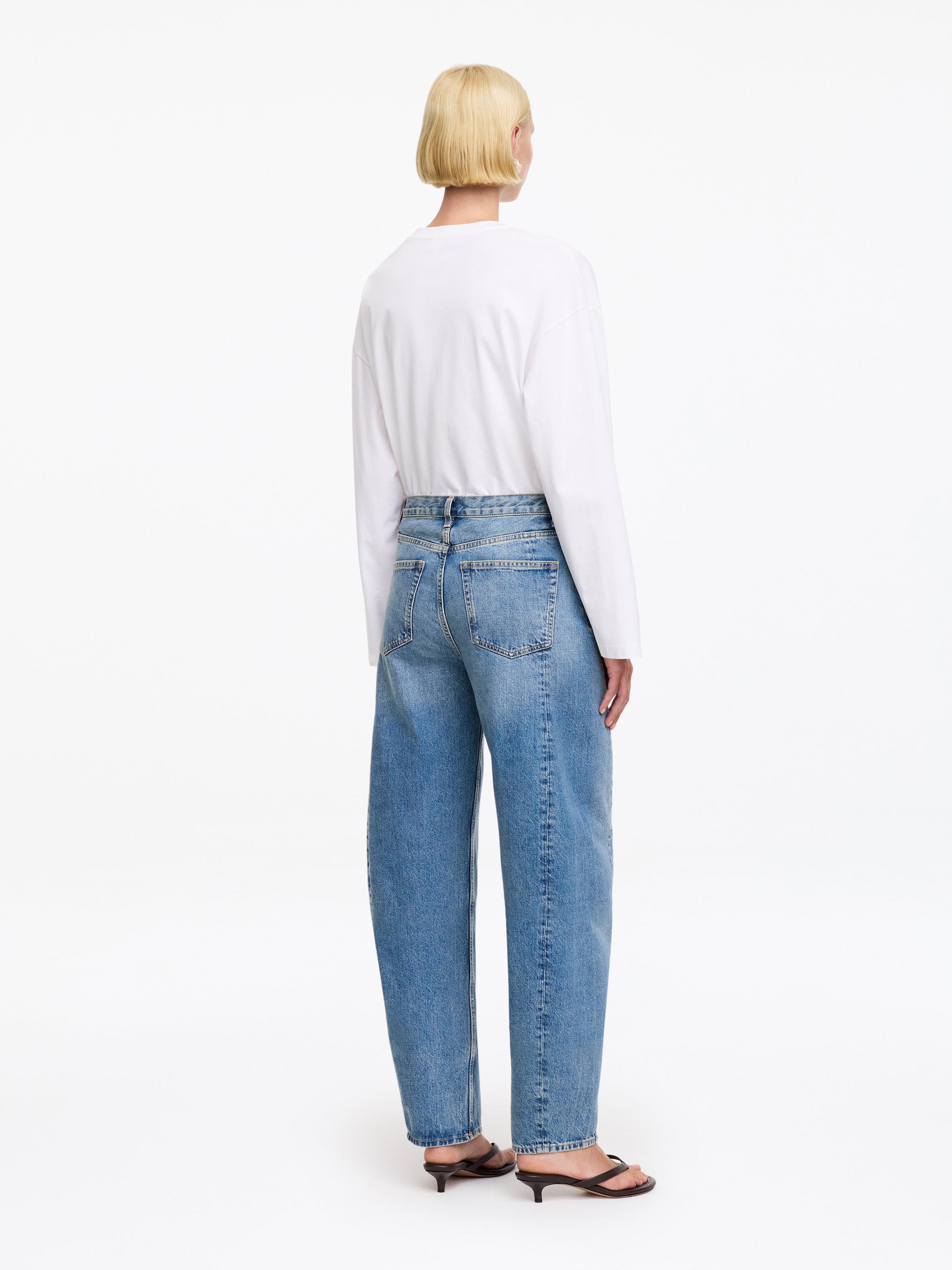 BLOOM Barrel Jeans - Mid Blue - Relaxed fit - Women - StillMedia/Lookbook - 8