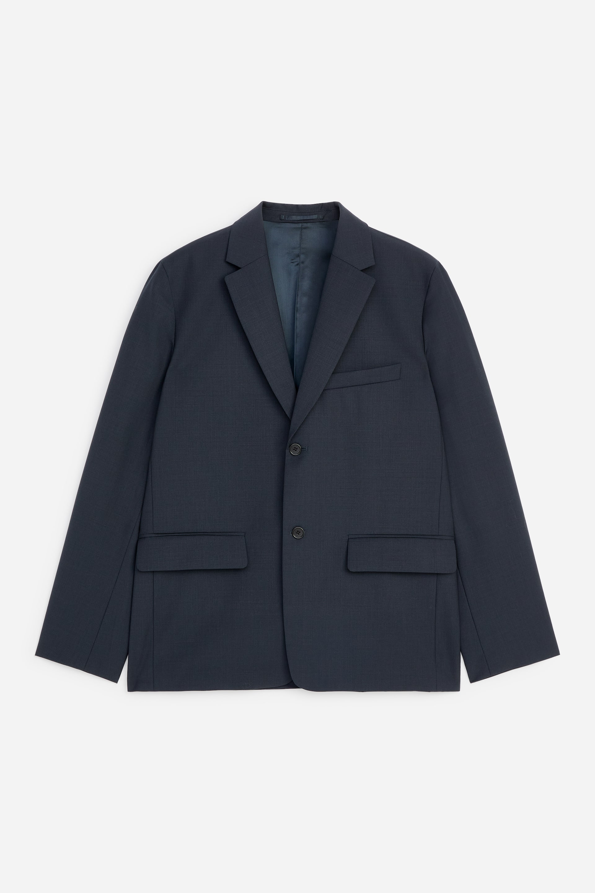Agrandir l'image: Un blazer bleu foncé est présenté de face, avec des revers crantés et une fermeture à deux boutons. Il dispose d'une poche poitrine et de deux poches à rabat à l'avant, et affiche une texture tissée subtile.