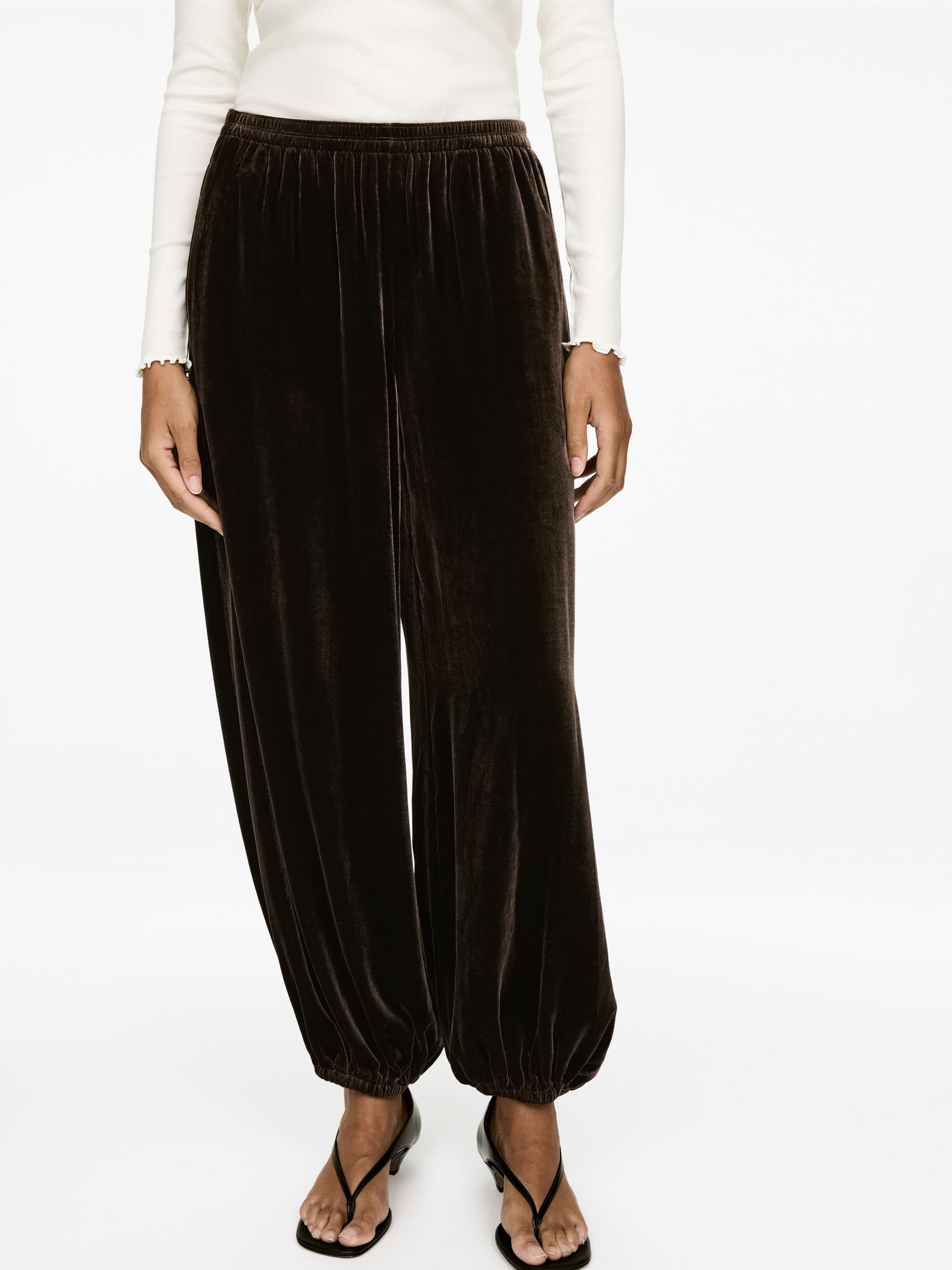 Sammetsbyxa - Mörkbrun - Relaxed fit - Women - StillMedia/Lookbook - 5