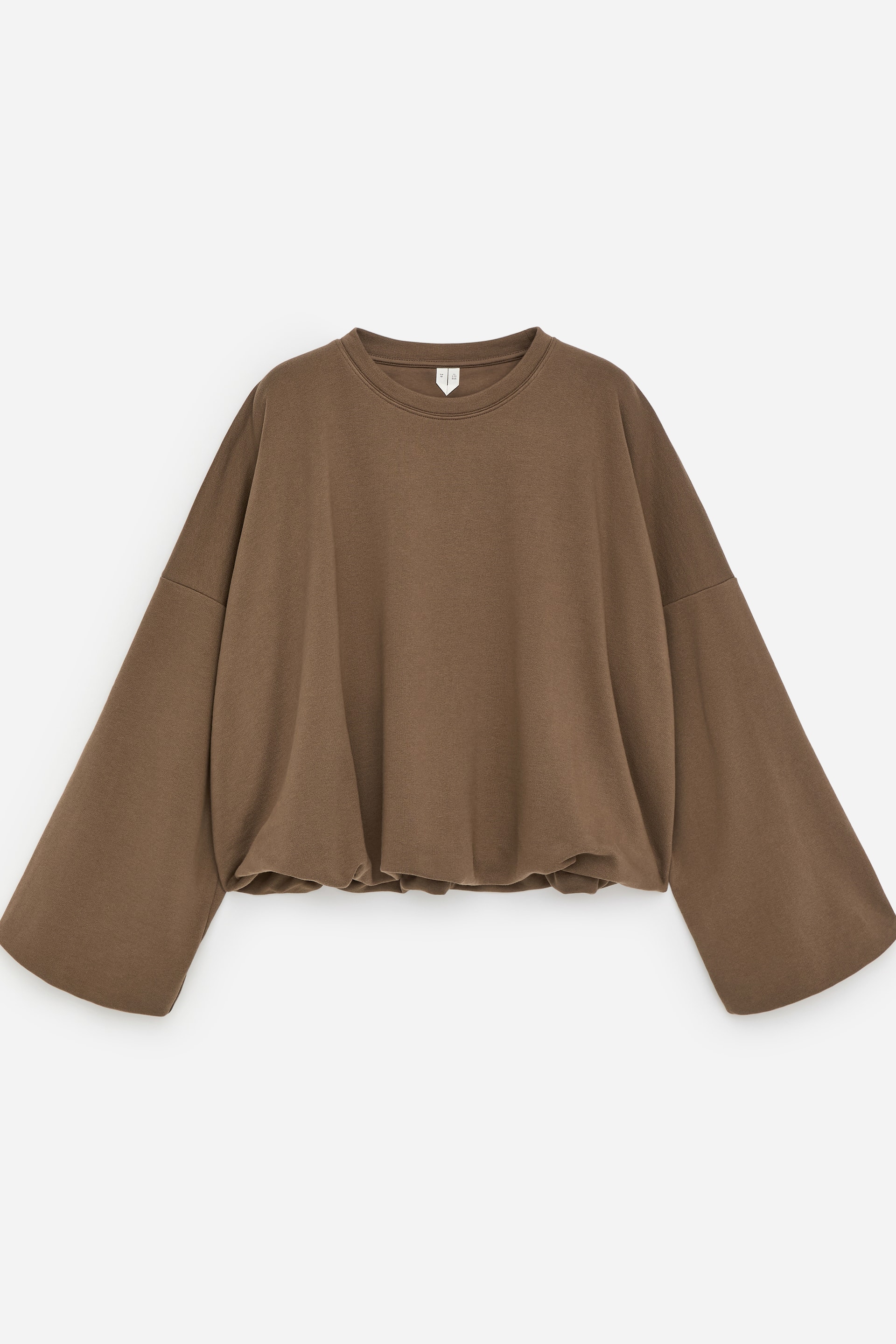 Grotere afbeelding bekijken: Een bruine sweatshirt met ronde hals wordt van voren gepresenteerd, met volumineuze ballonmouwen met brede manchetten en een geplooide bubbelszoom.