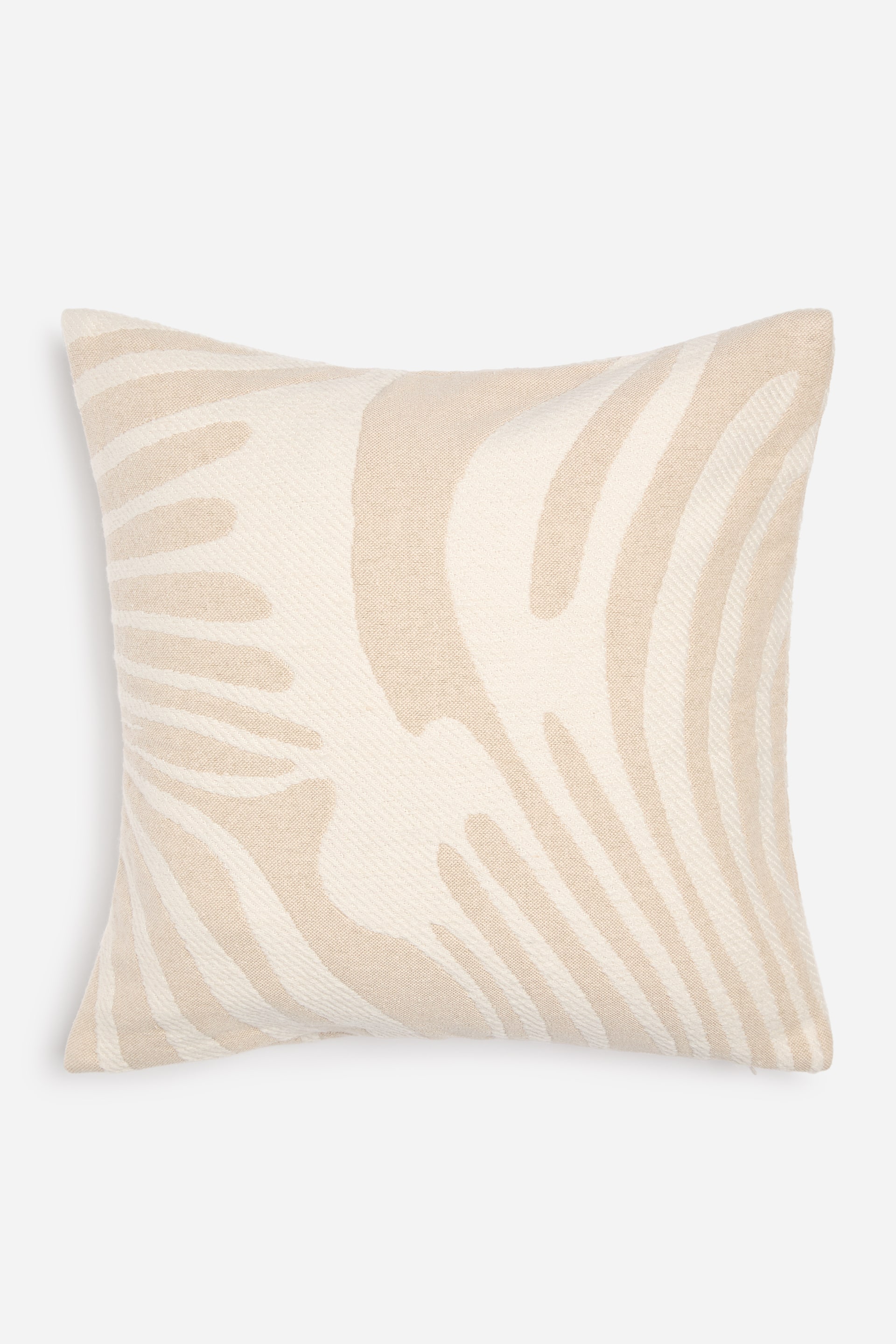 Visualizza l'immagine ingrandita: Una copertura per cuscino quadrata mostra il suo fronte, caratterizzato da un motivo astratto in jacquard tessuto in due tonalità di crema e beige chiaro.