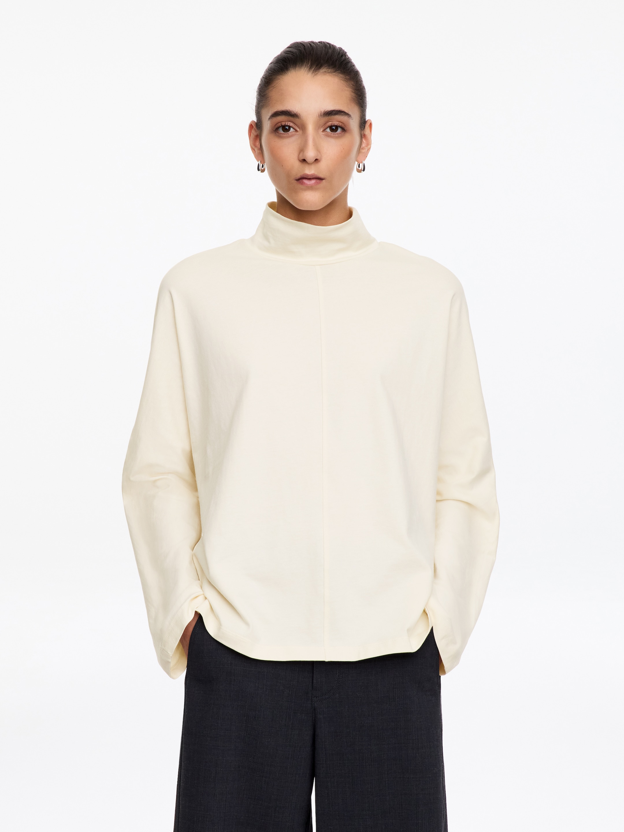 Maglia dolcevita con maniche a pipistrello-White-20850