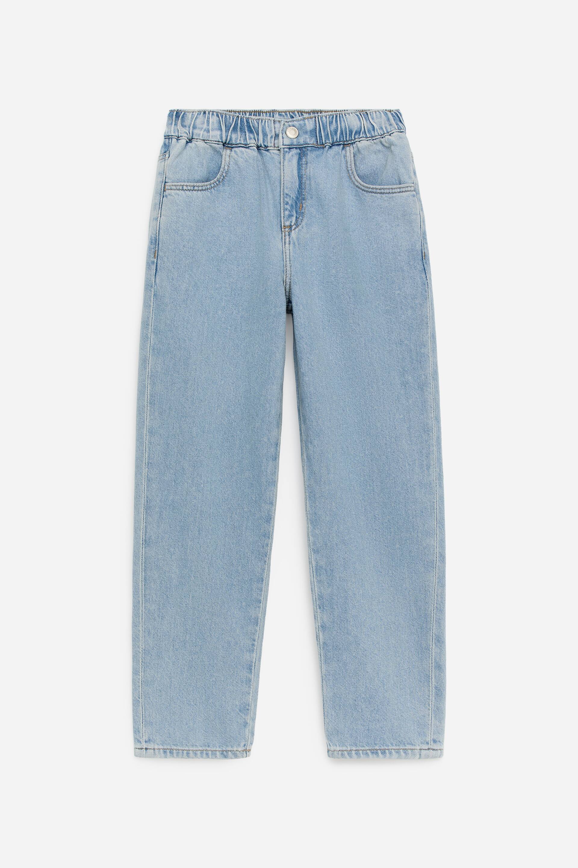 Zobacz większy obraz: PRZÓD: Jasnoniebieskie dżinsy typu pull-on z elastycznym pasem, zapięciem na guzik i rozporkiem na zamek błyskawiczny oraz dwoma przednimi kieszeniami typu scoop. Prezentują szeroki krój z prostymi nogawkami.