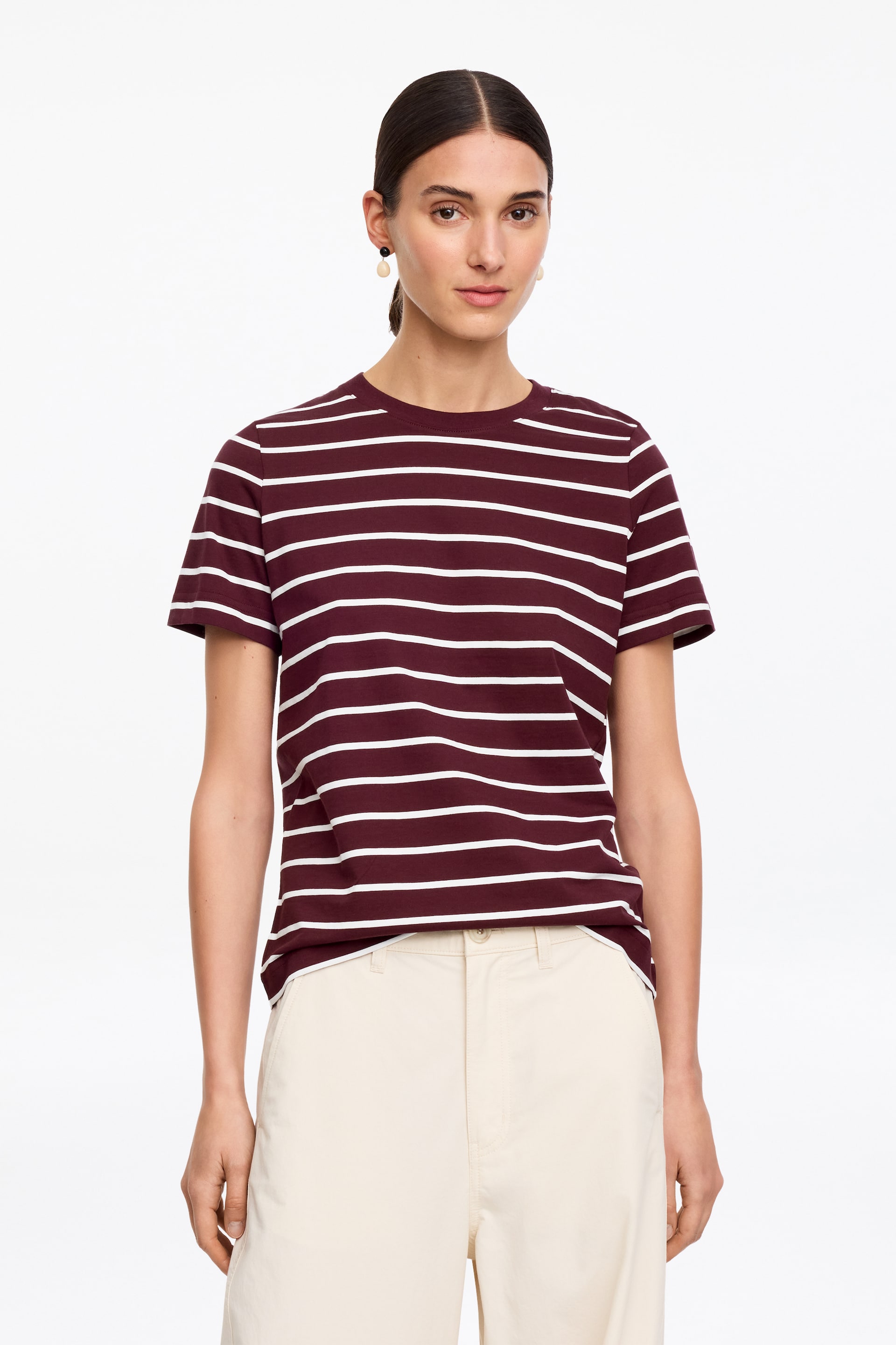 Agrandir l'image: Un t-shirt bordeaux à rayures horizontales blanches, doté d'un col rond et de manches courtes. Il est présenté face avant.