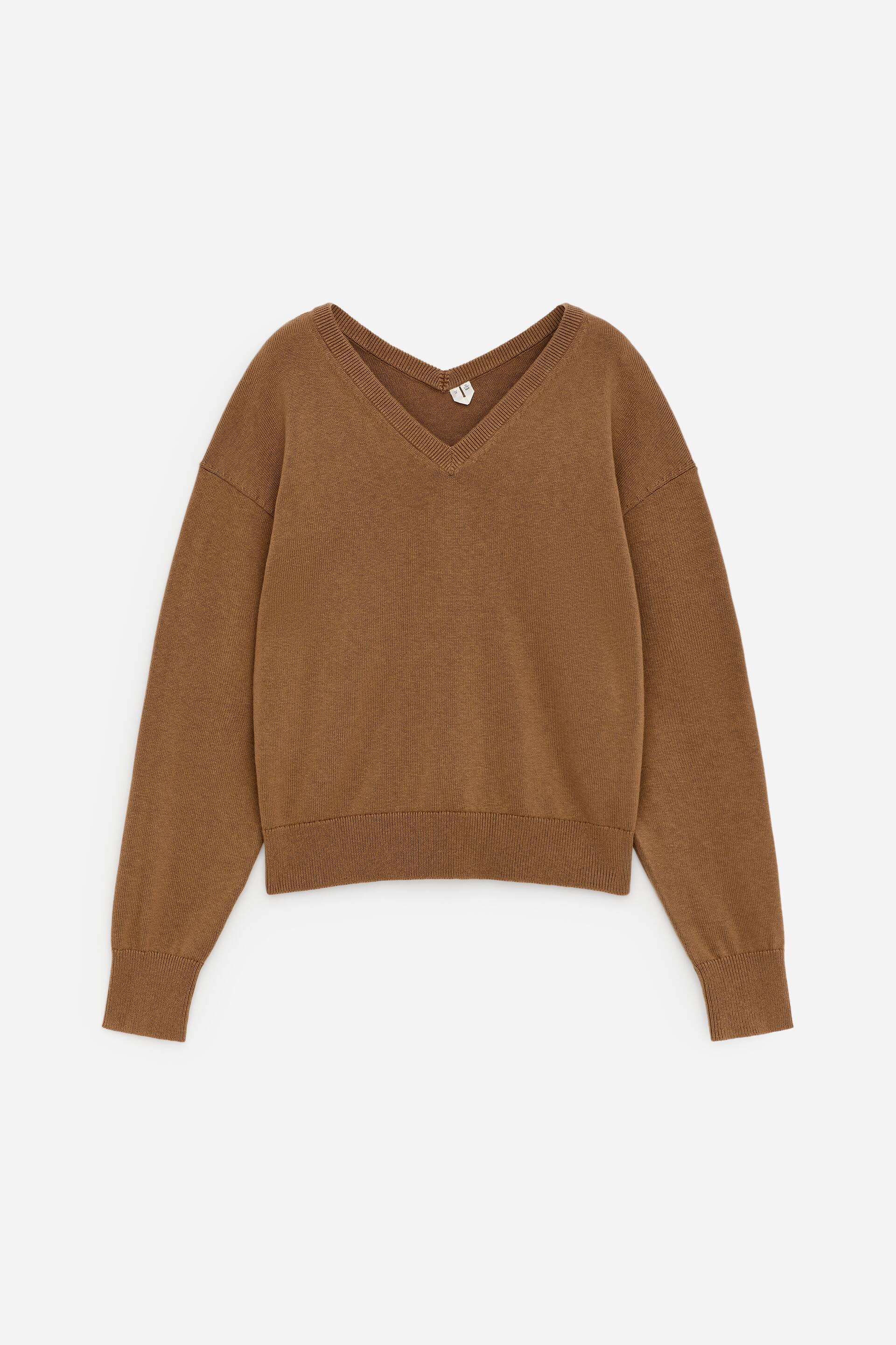 Vezi imaginea mai mare: Un pulover V-Neck din Bumbac-Lână de culoare maro cald își prezintă partea frontală, având un decolteu în V cu nervuri, mâneci lungi cu umeri căzuți și manșete și tiv cu nervuri.