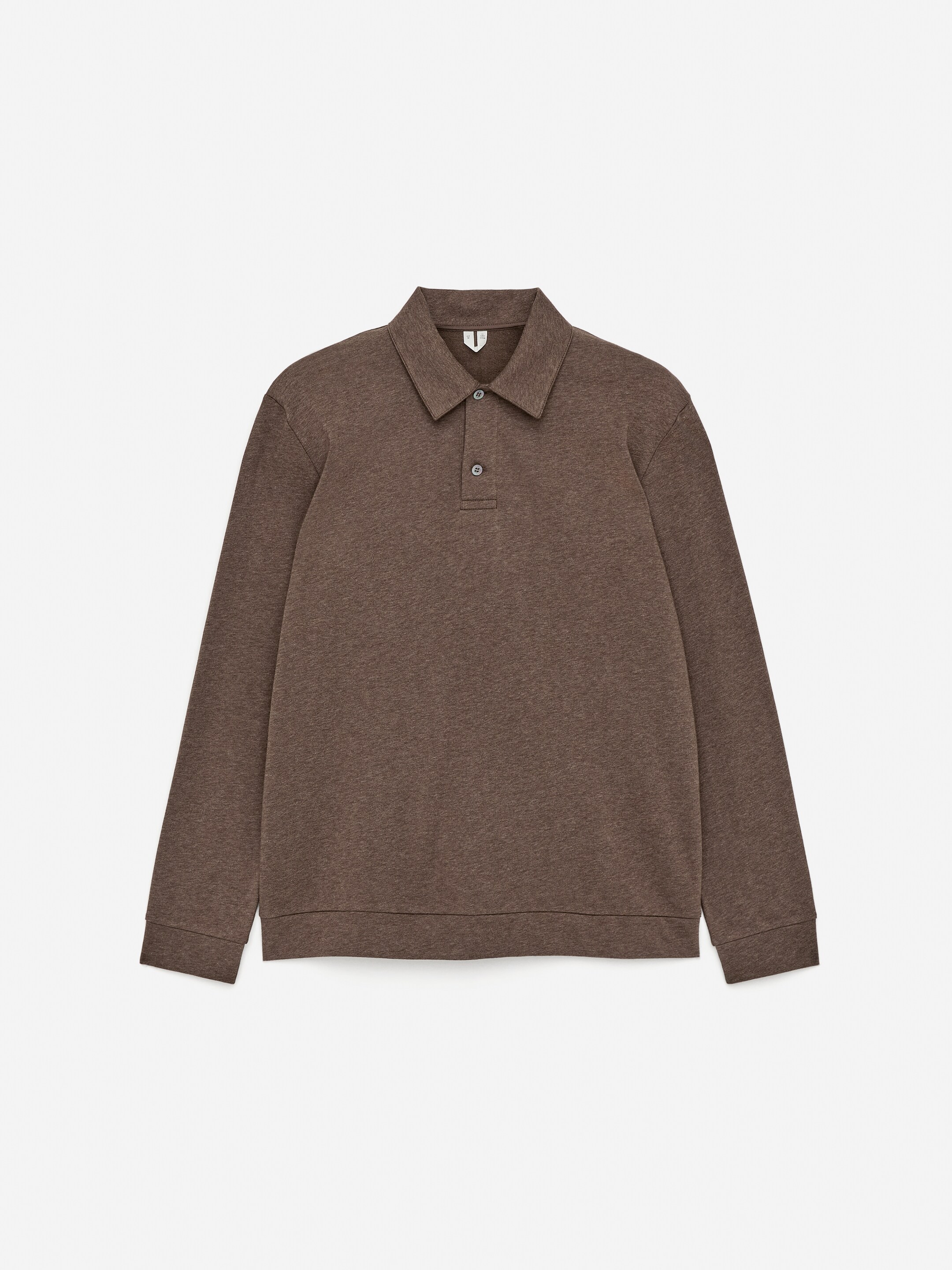 Größeres Bild ansehen: Ein brauner Feinstrick-Polopullover wird von vorne präsentiert, mit einem normalen Kragen und einer halben Knopfleiste mit zwei Knöpfen. Er ist mit langen Ärmeln und einem gerippten Saum und Bündchen gestaltet und zeigt eine normale Passform.