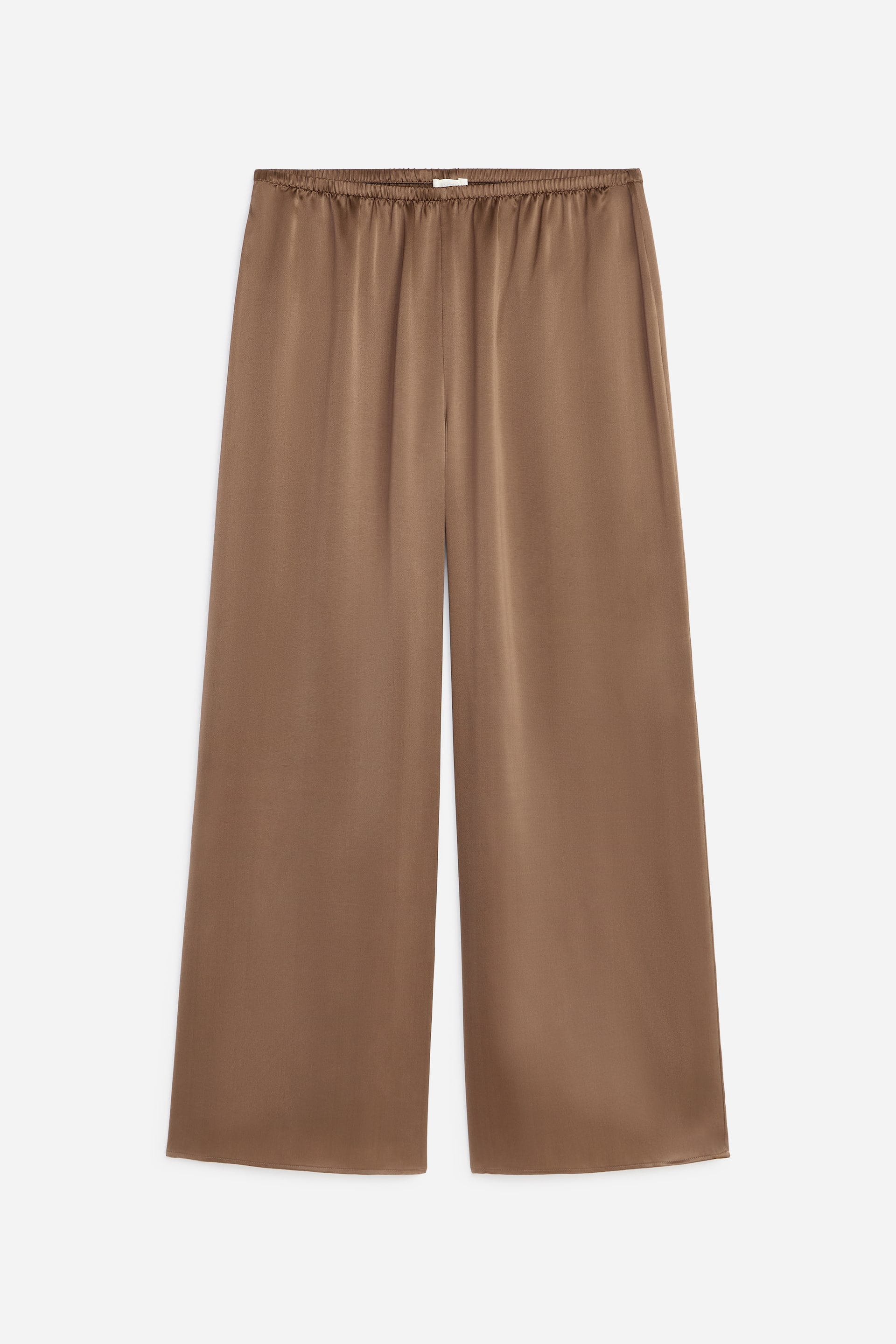 Se større billede: Disse brune bukser præsenteres forfra, lavet af silk satin og har et flydende fald og en blød glans. De er designet i en almindelig pasform med lige, brede ben og en elastisk talje.