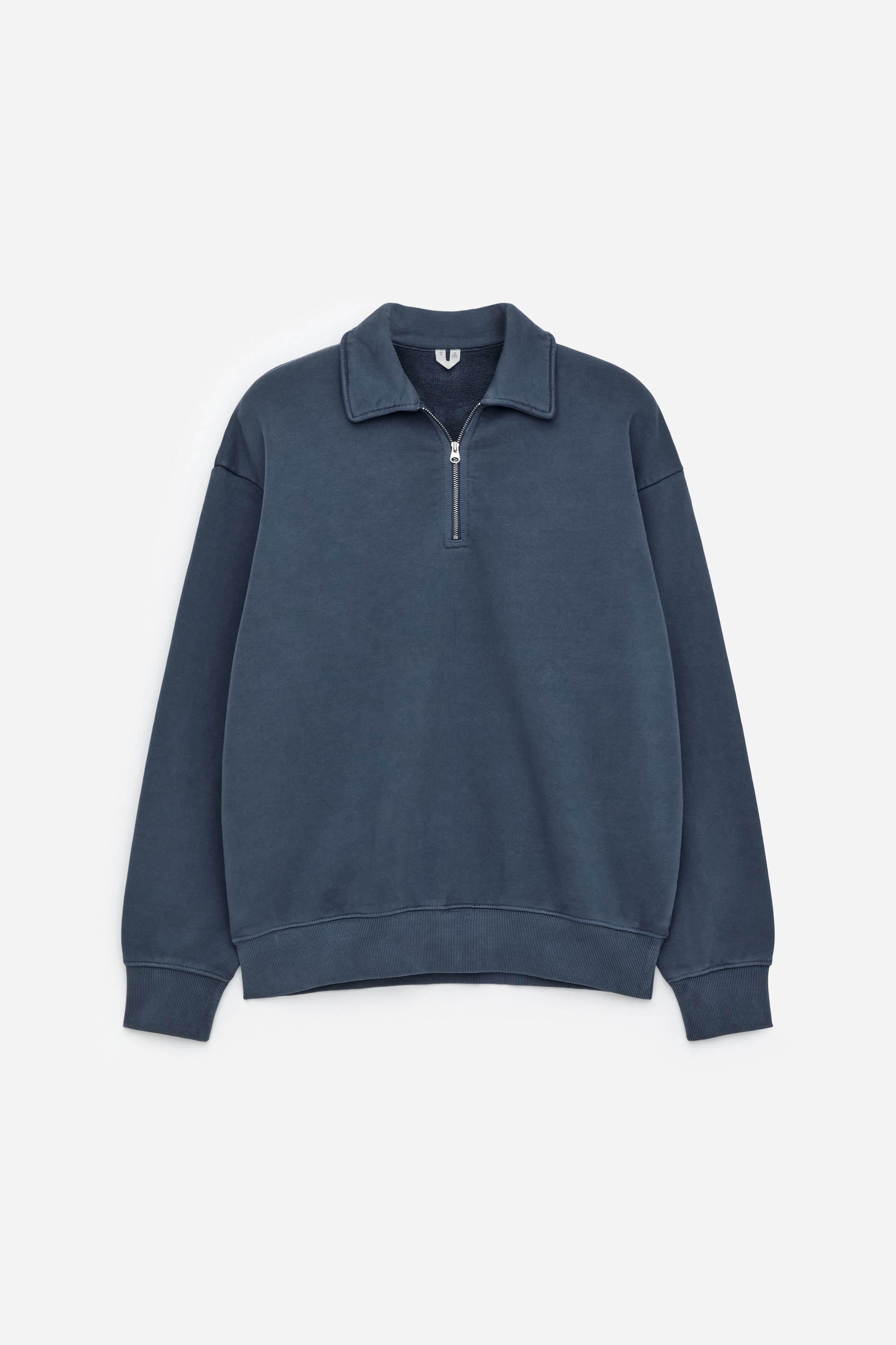 Agrandir l'image: Un sweat-shirt en coton bleu délavé est présenté de face. Il est doté d'un col polo, d'une fermeture éclair à mi-hauteur, de poignets côtelés et d'un ourlet côtelé, contribuant tous à sa coupe régulière et à son apparence teinte en pièce.