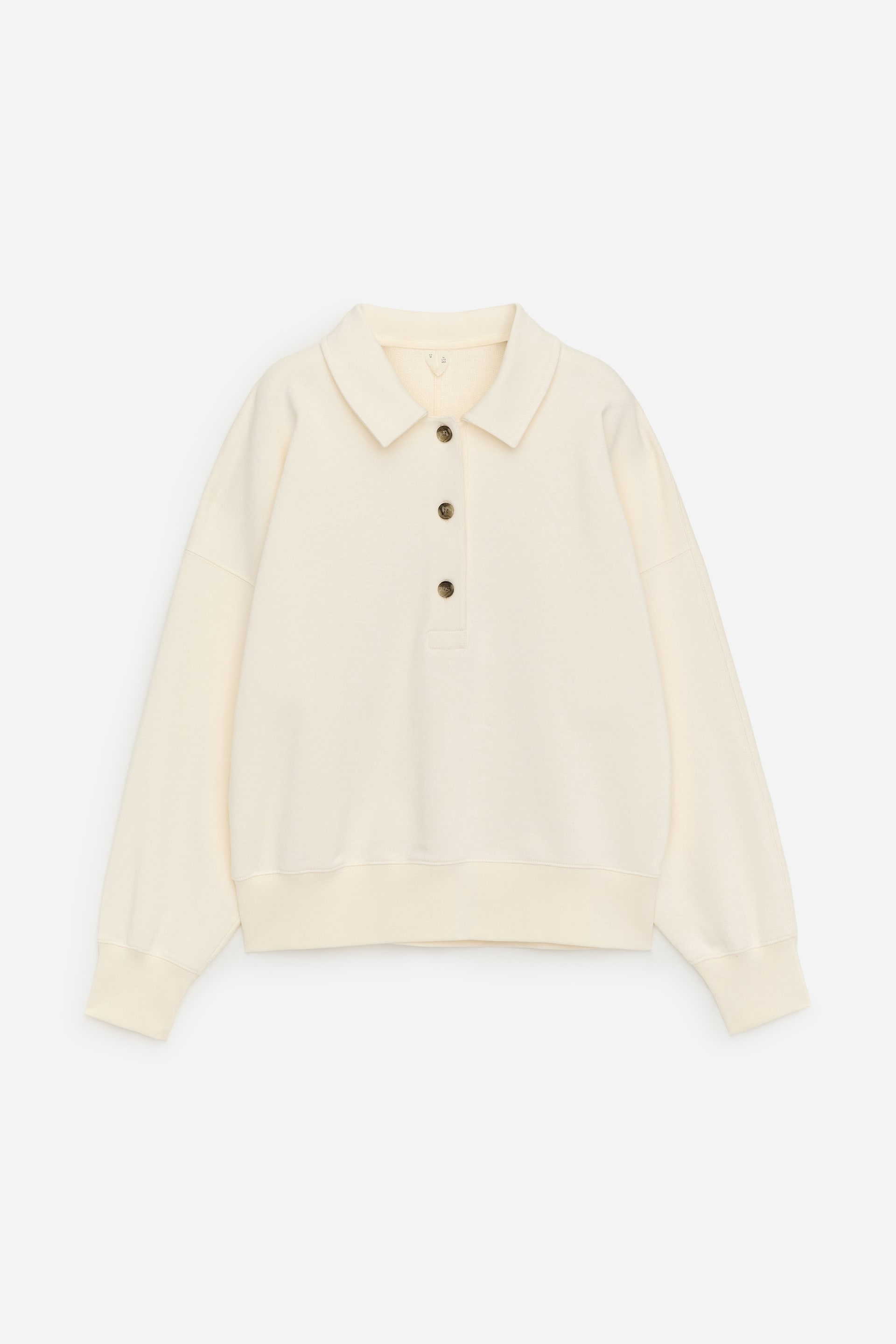 Vezi imaginea mai mare: Un hanorac din bumbac terry franțuzesc de culoare crem este prezentat ca FRONT, având un guler polo, o plachetă cu trei nasturi de culoare maro, mâneci lungi cu manșete ribate și un tiv ribat.