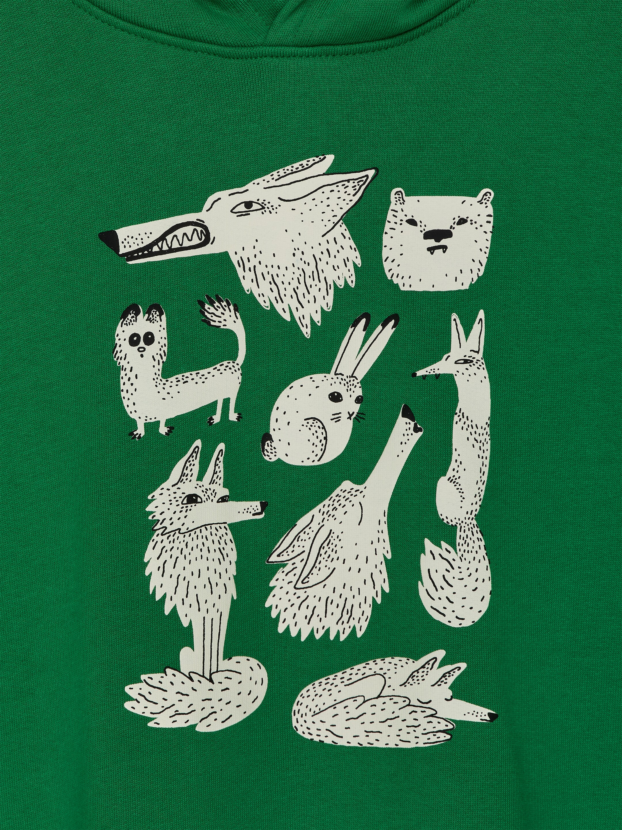 Agrandir l'image: Un sweat à capuche vert est présenté de face, avec un imprimé sur la poitrine de plusieurs illustrations d'animaux blancs stylisés. L'imprimé représente un loup, un ours, un lapin, et des renards, parmi d'autres créatures.