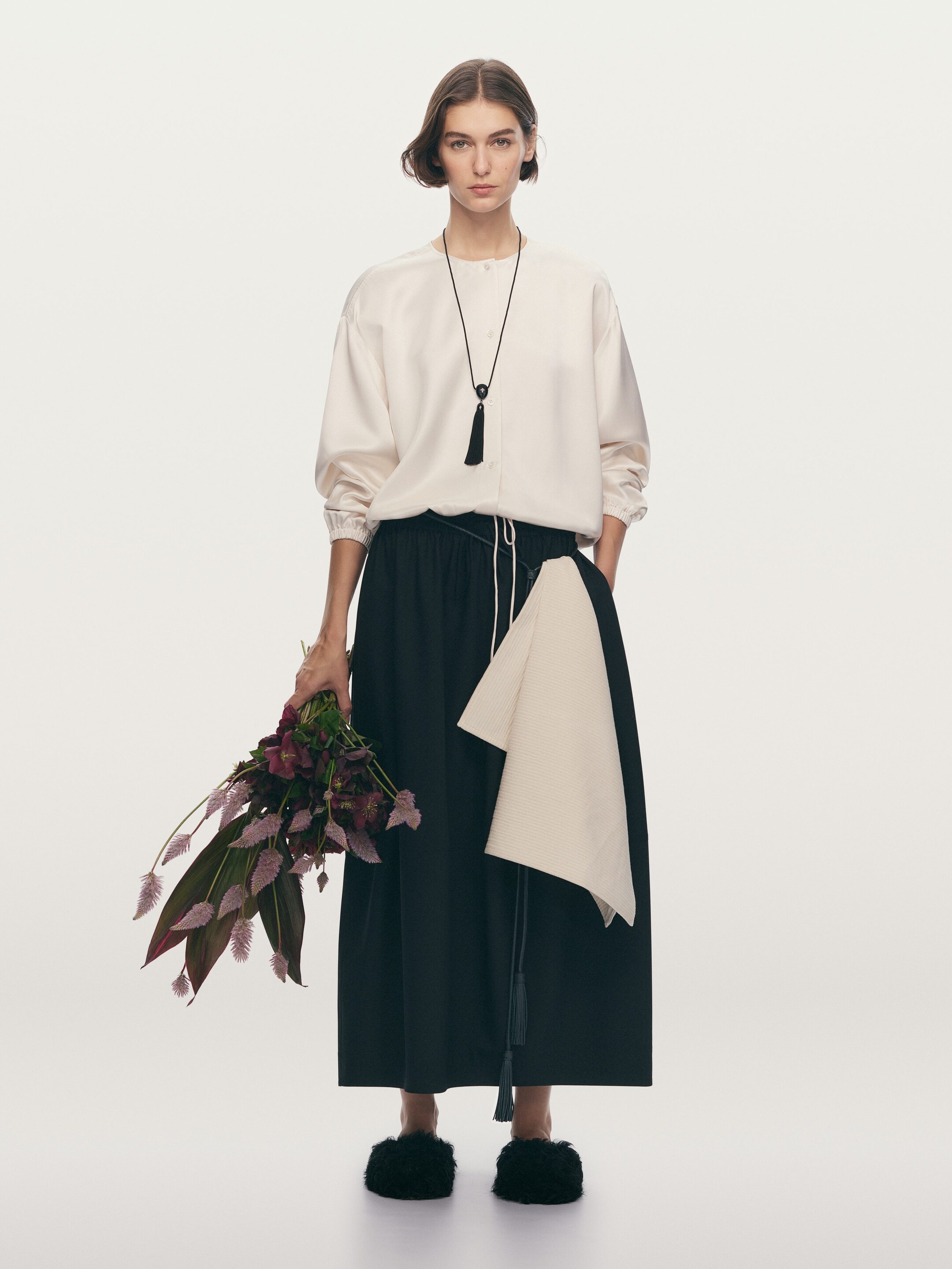 Größeres Bild anzeigen: Satinbluse mit voluminösen Ärmeln - Cremeweiß - Ladies | H&M AT 6