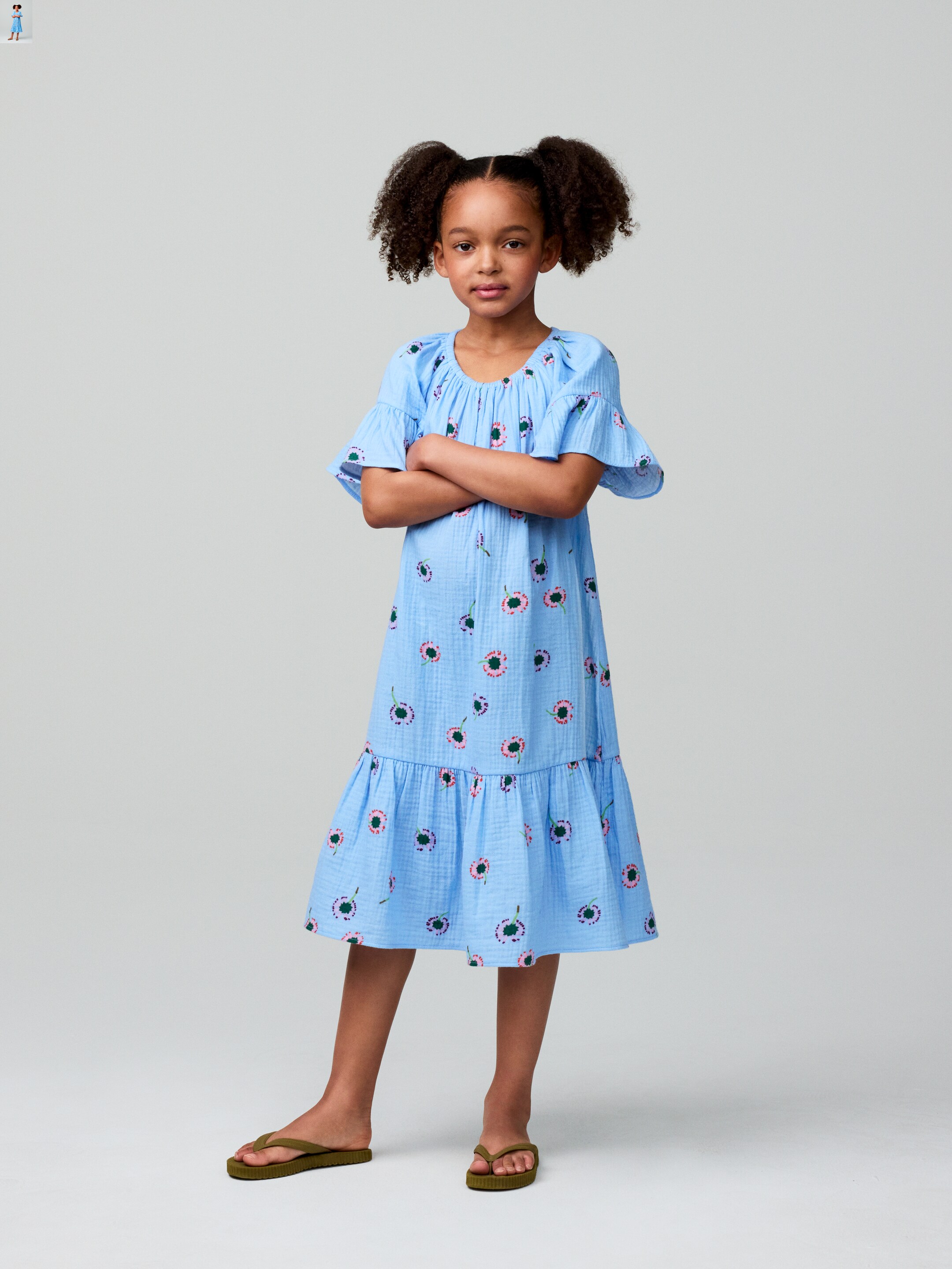 Kleid aus Baumwollmusselin mit Volants - Hellblau/Blumen - Relaxed Fit - Kinder - StillMedia/Environmental - 1