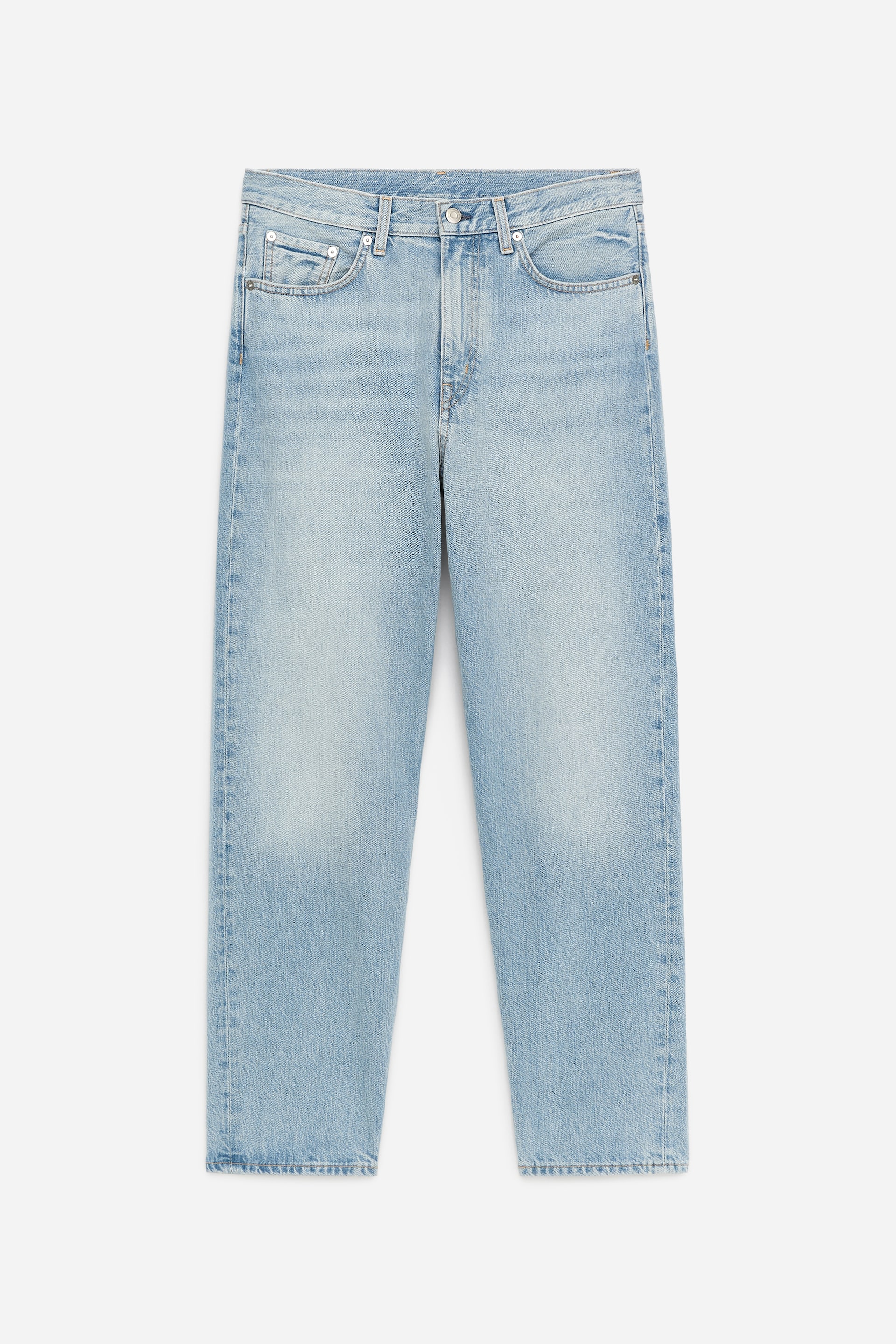 Visa större bild: Ljusa blå denimjeans visas framifrån och visar en blekt tvätt, en dragkedjegylf och avsmalnande ben. De har synliga framfickor, en myntficka och hällor runt midjan.