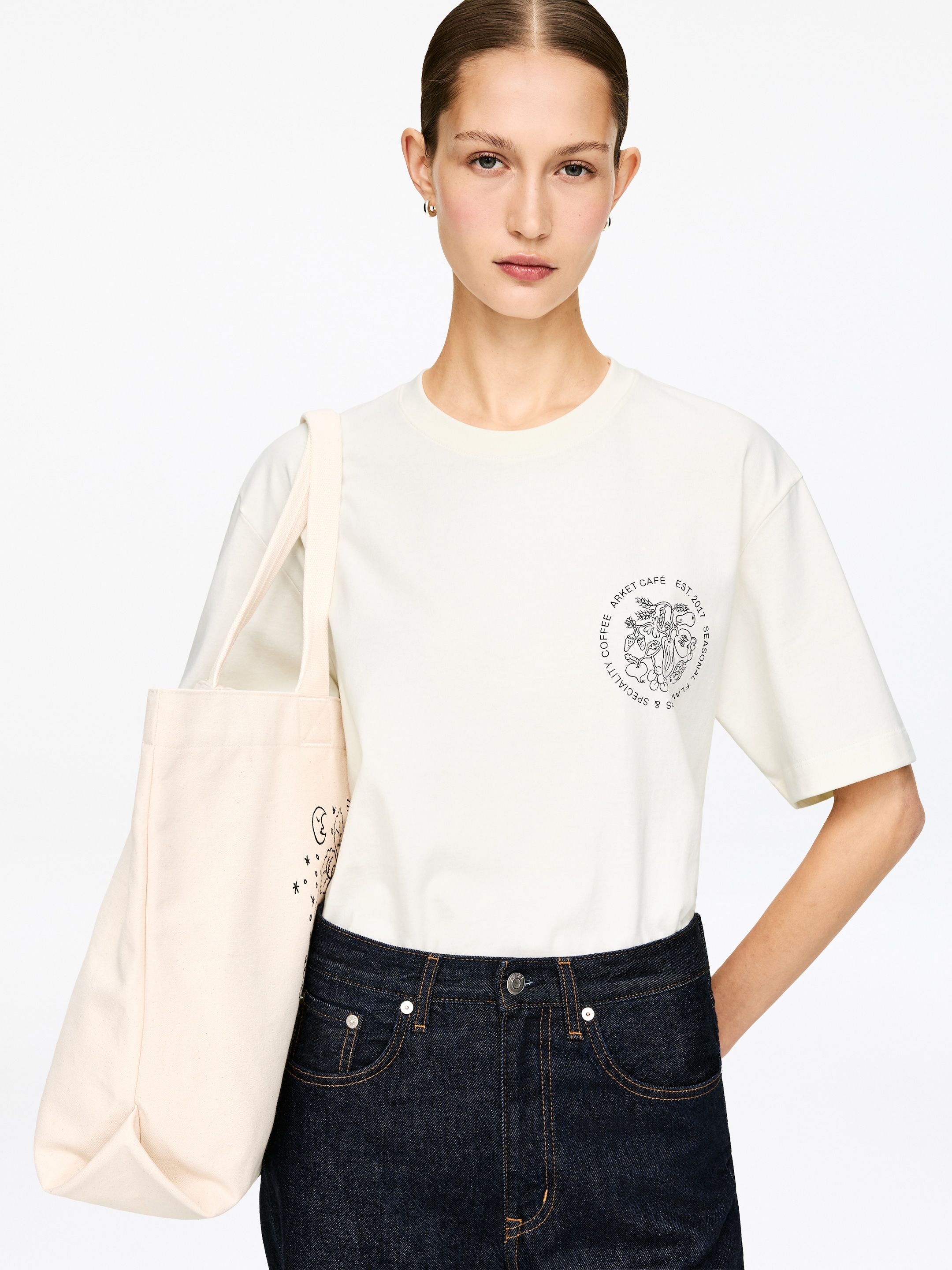 ARKET CAFÉ Printed T-Shirt - Off White/Black - Loose fit - Café - StillMedia/Lookbook - 15