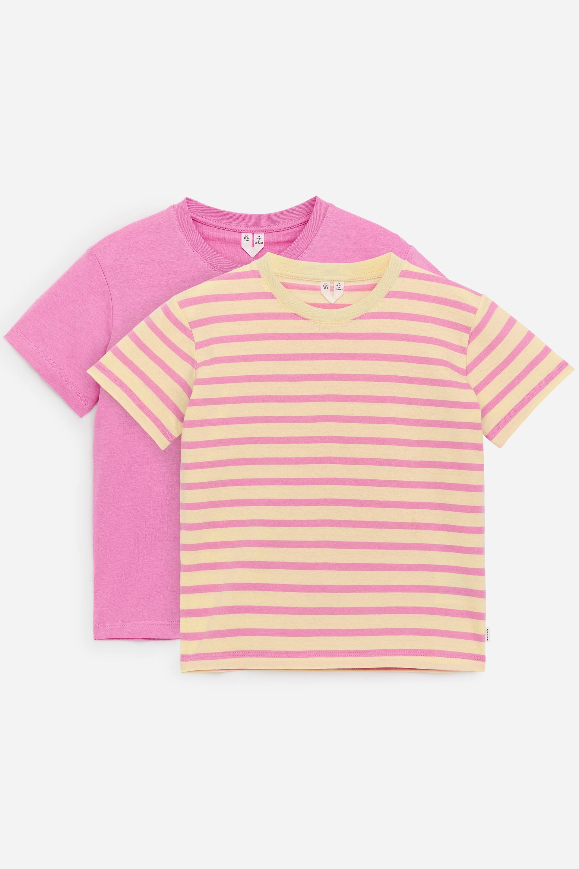 Größeres Bild ansehen: Ein Set aus zwei T-Shirts zeigt ihre Vorderseiten: Ein einfarbiges rosa T-Shirt liegt unter einem gelben T-Shirt mit horizontalen rosa Streifen. Beide T-Shirts sind mit Rundhalsausschnitt und kurzen Ärmeln gestaltet.