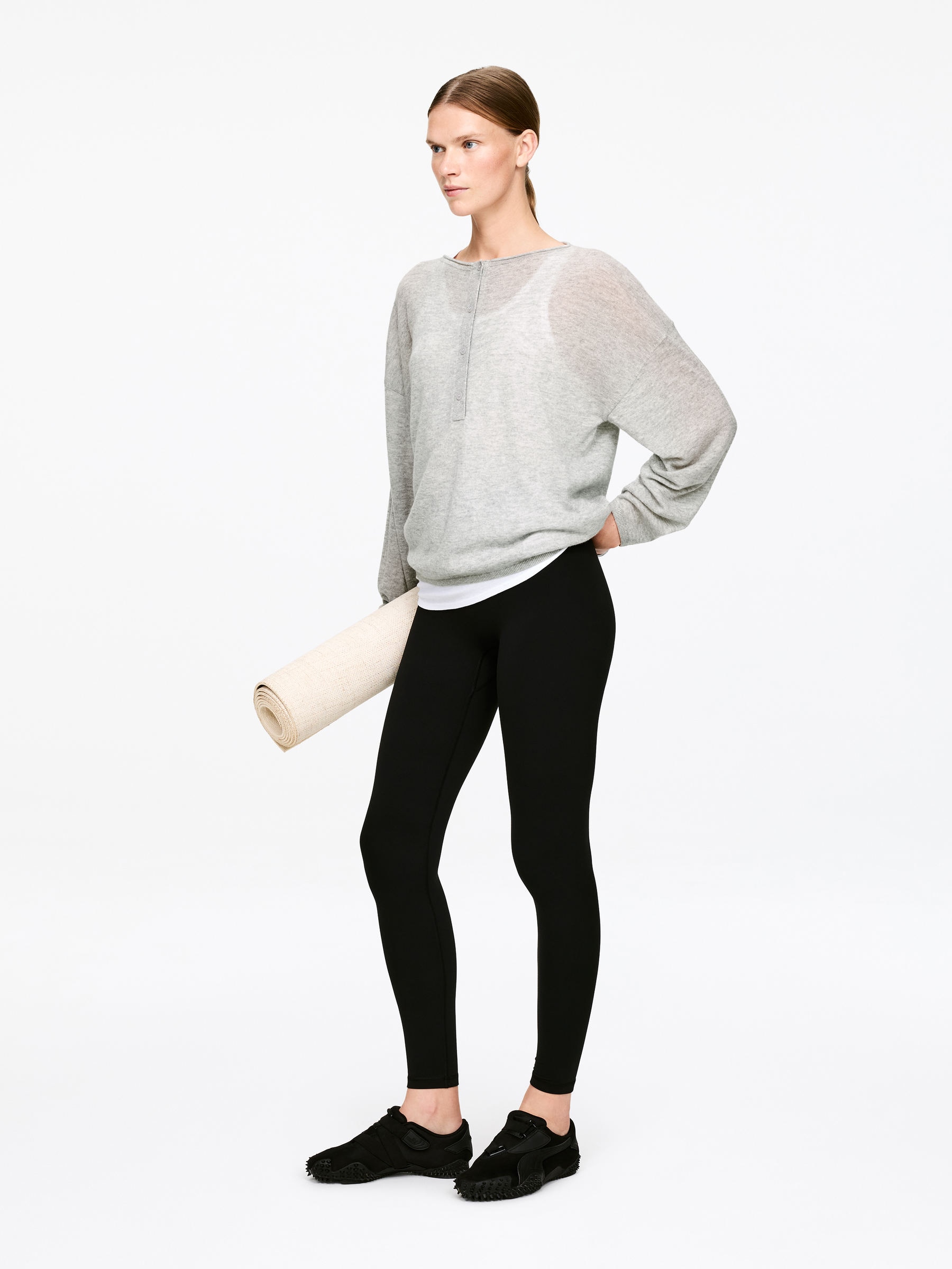 Pullover mit U-Boot-Ausschnitt aus reinem Kaschmir - Grau - Loose Fit - Damen - StillMedia/Lookbook - 4