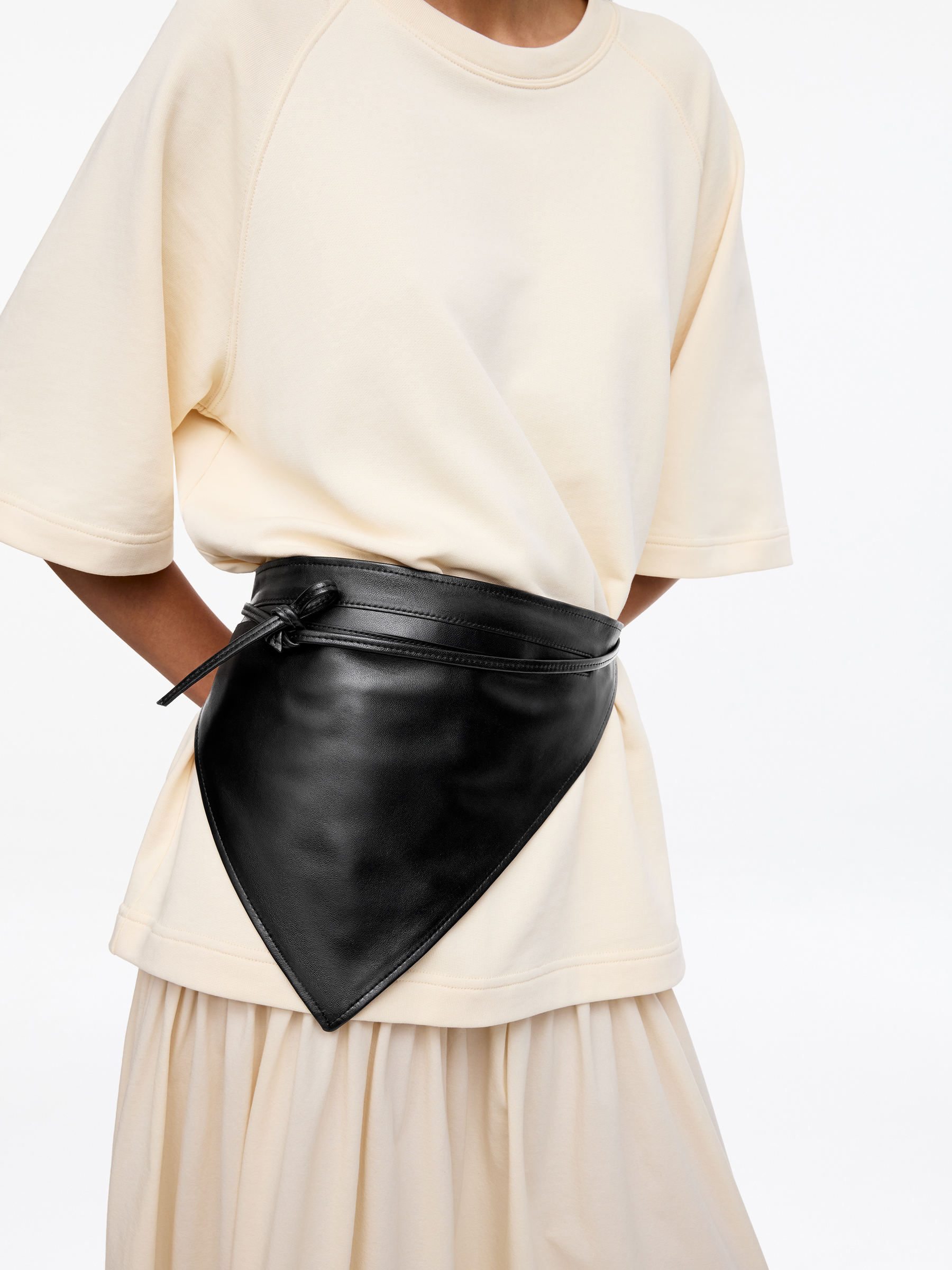 Skórzany pasek z trójkątnym detalem - Czarny - Women - StillMedia/Lookbook - 3