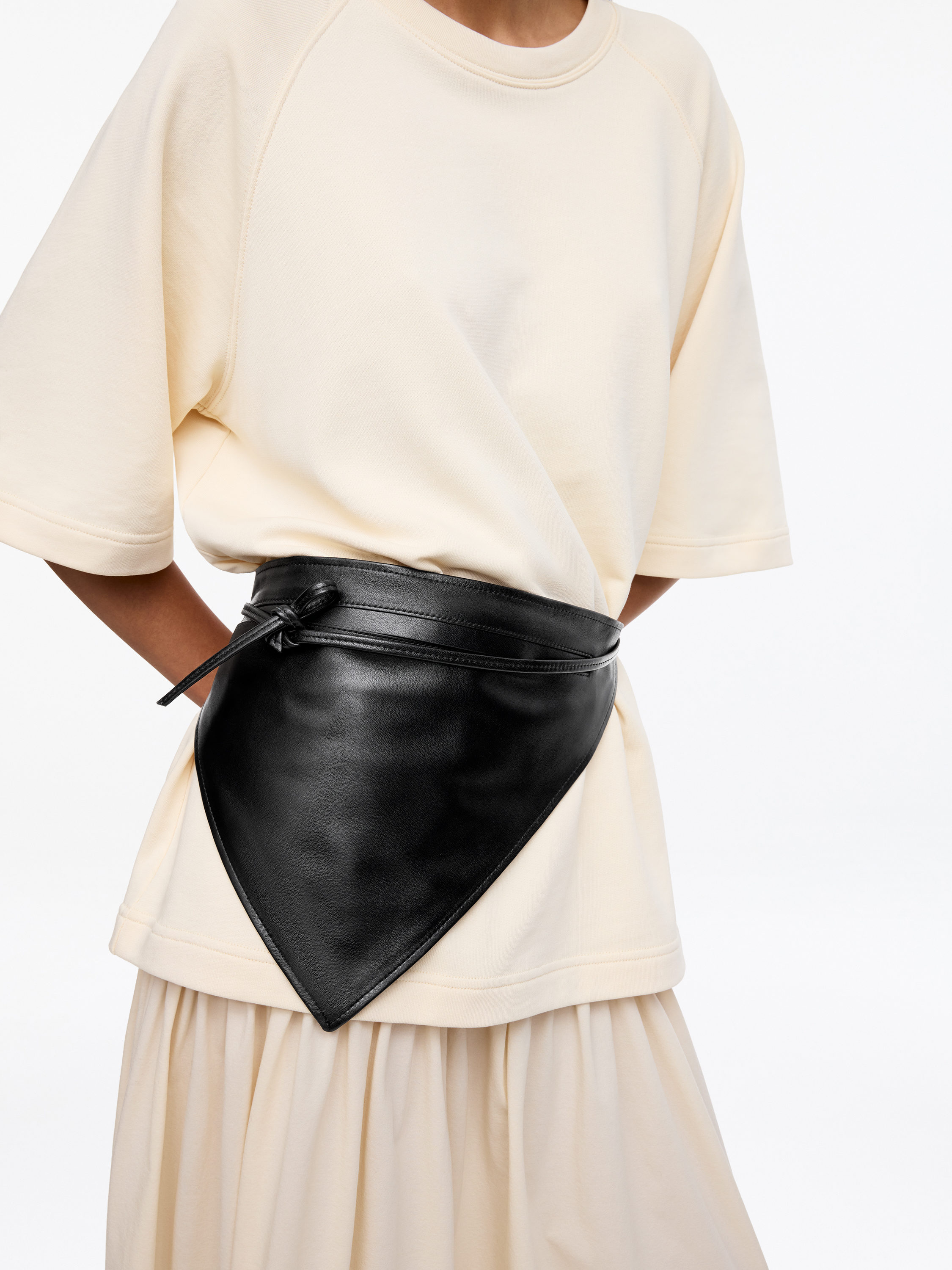 Triangle Leather Belt – Black – Women – ARKET SE