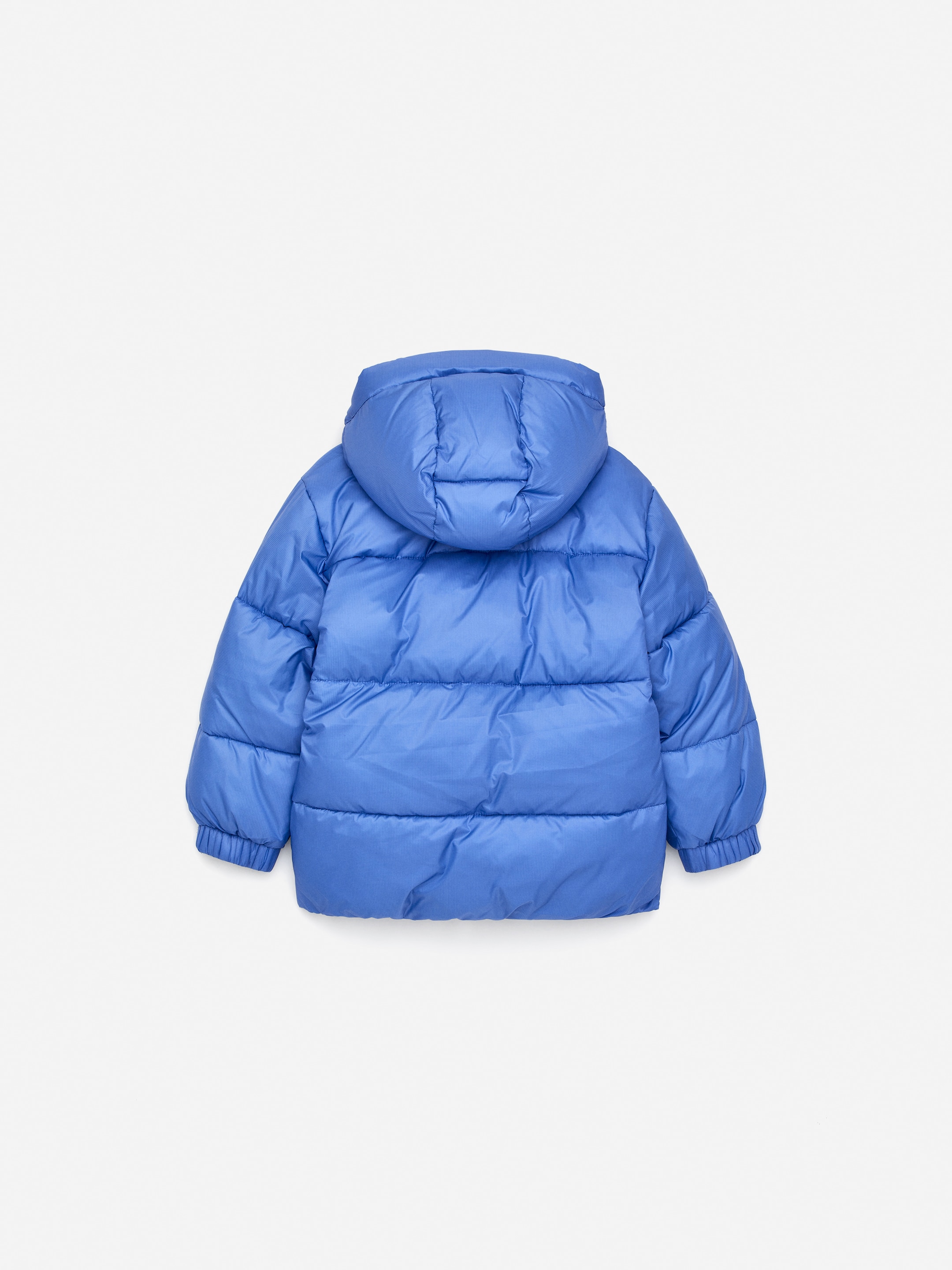 Agrandir l'image: Une doudoune matelassée bleue est présentée de dos, avec une capuche amovible, un matelassage horizontal sur tout le corps et des poignets élastiqués sur ses manches longues.