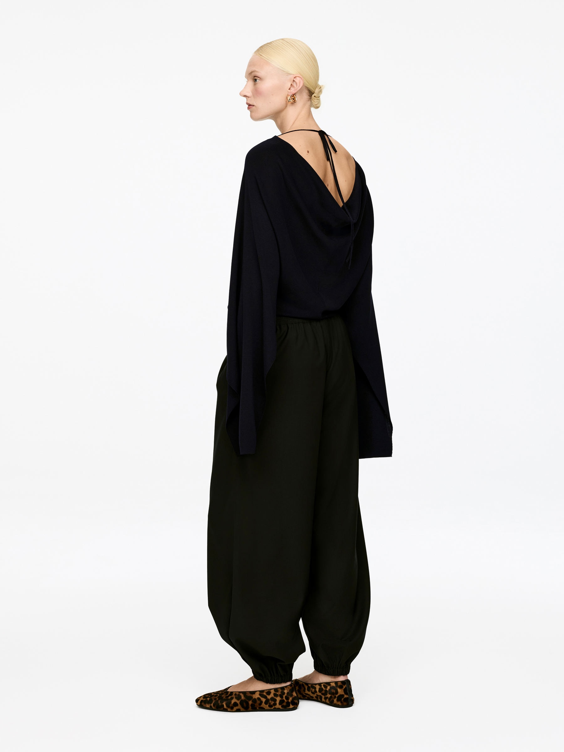 Boat-Neck Top - Black - Loose fit - Women - StillMedia/Lookbook - 3