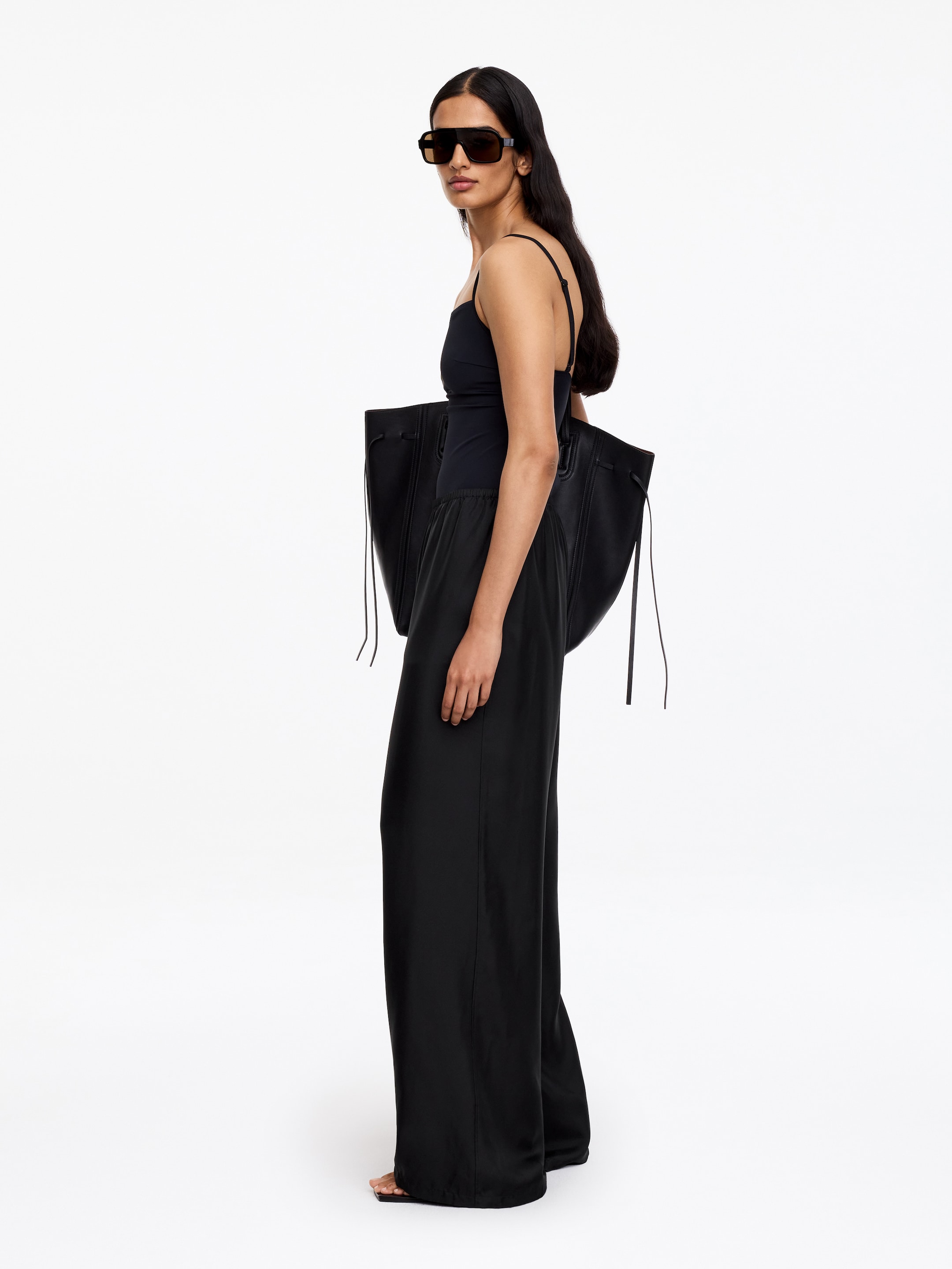 Spodnie z jedwabnego diagonalu - Czarny - Luźny fason - Women - StillMedia/Lookbook - 5