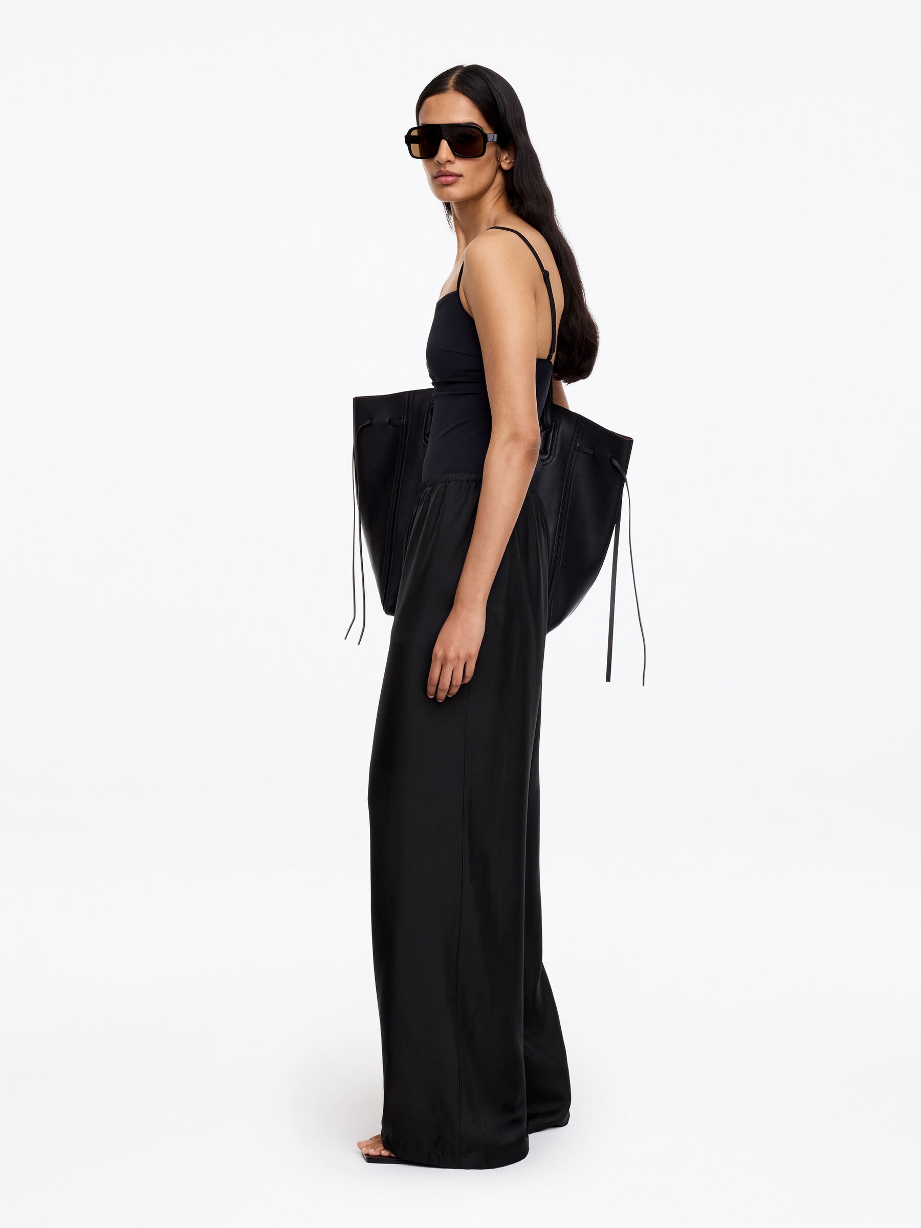 Hose aus Seidentwill - Schwarz - Loose Fit - Women - StillMedia/Lookbook - 5