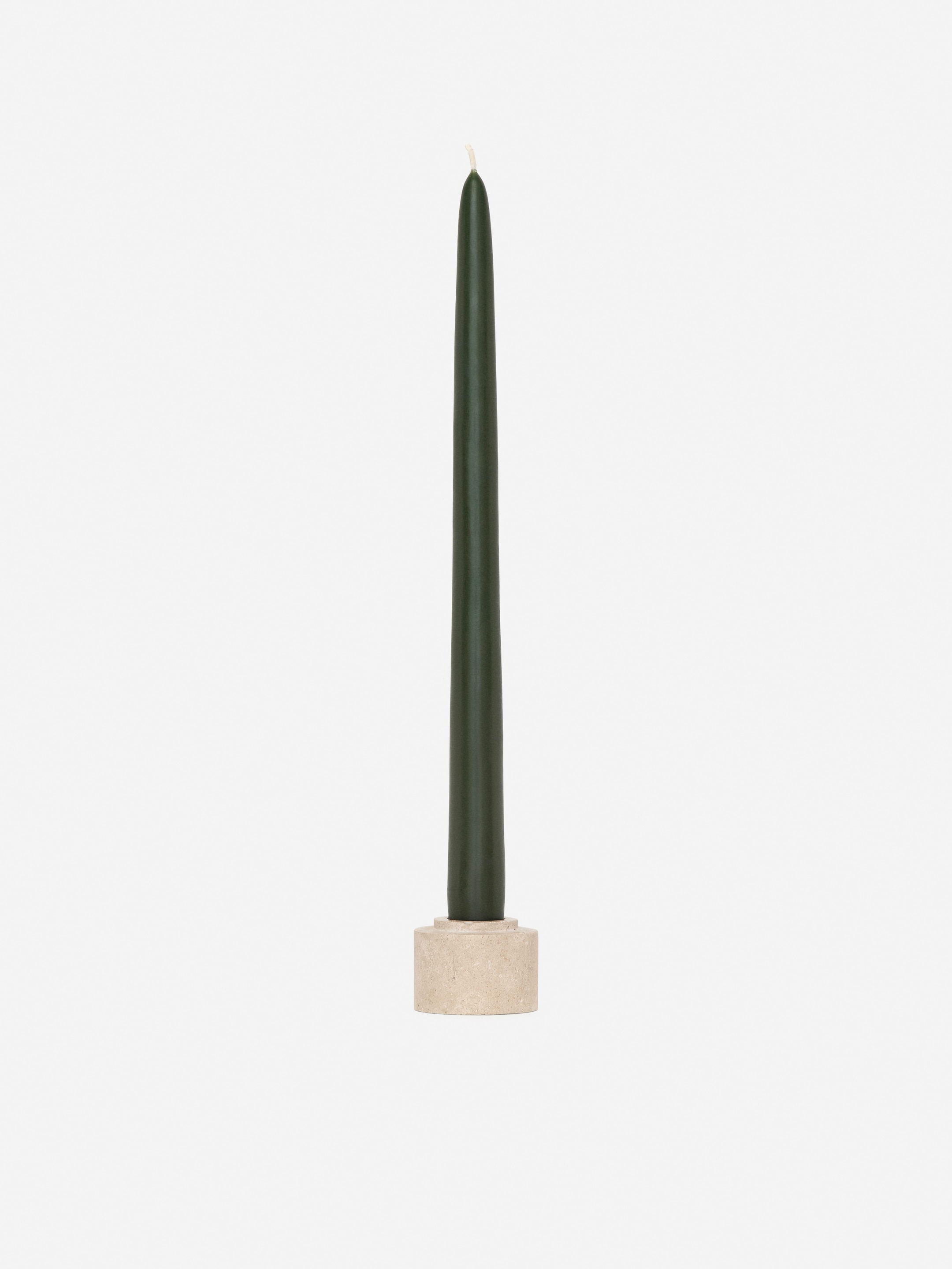 Ver imagen más grande: Una vela cónica de color verde oscuro, con su mecha blanca visible en la parte superior, está de pie en un candelabro cilíndrico de color beige claro.