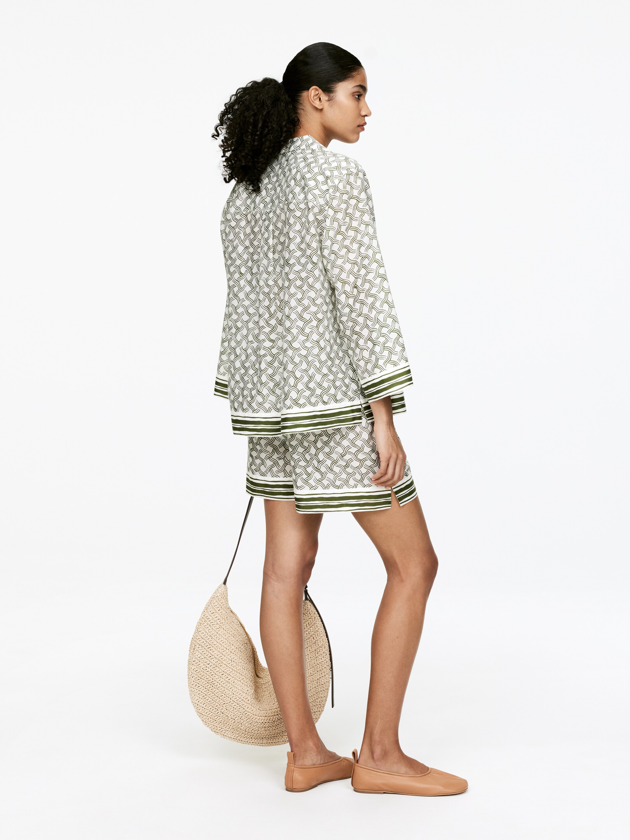 Zobrazit větší obrázek: Kraťasy s potiskem - Off White/Tmavě zelená - ŽENY | H&M CZ 2