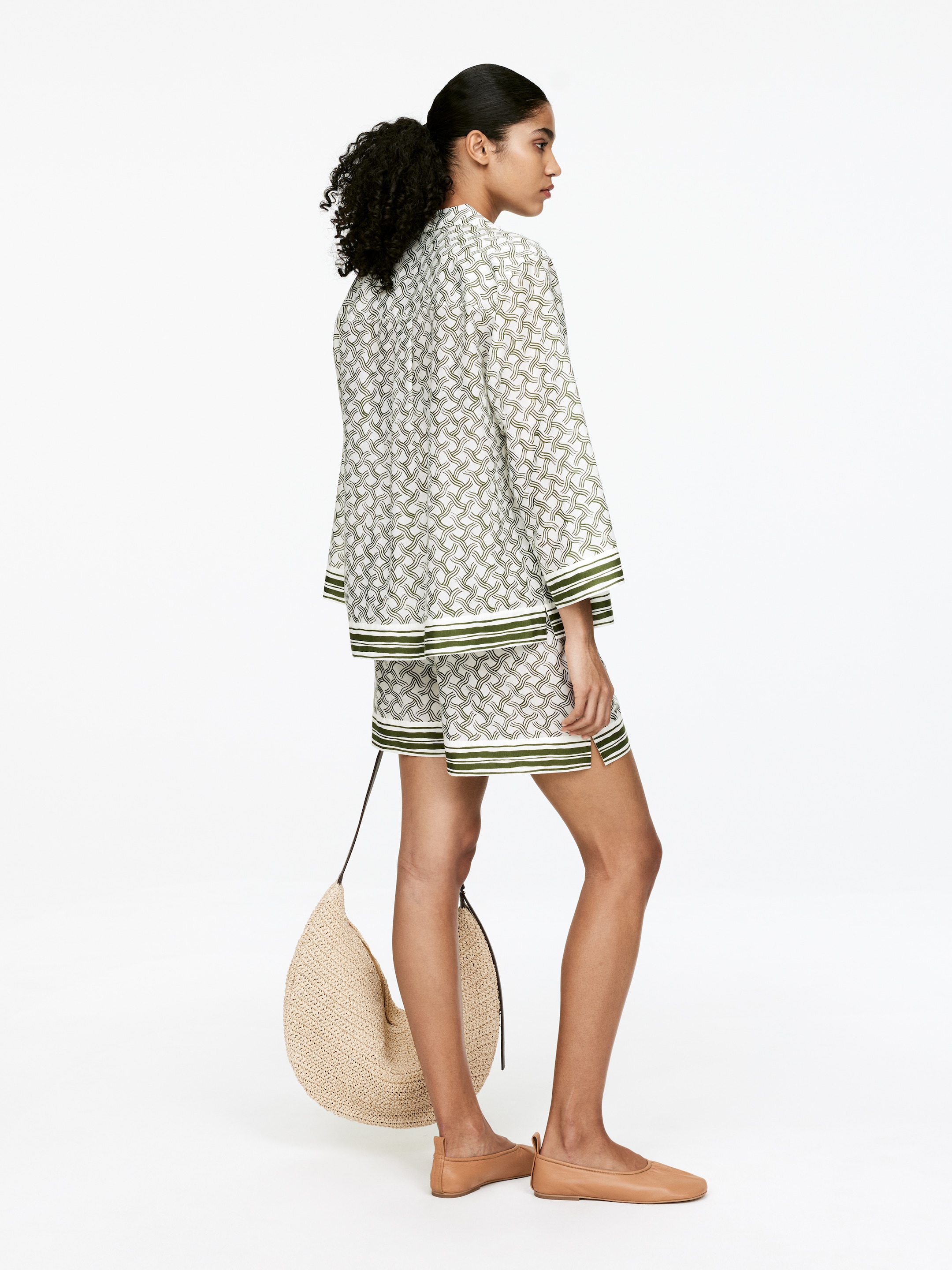 Zobrazit větší obrázek: Kraťasy s potiskem - Off White/Tmavě zelená - ŽENY | H&M CZ 2