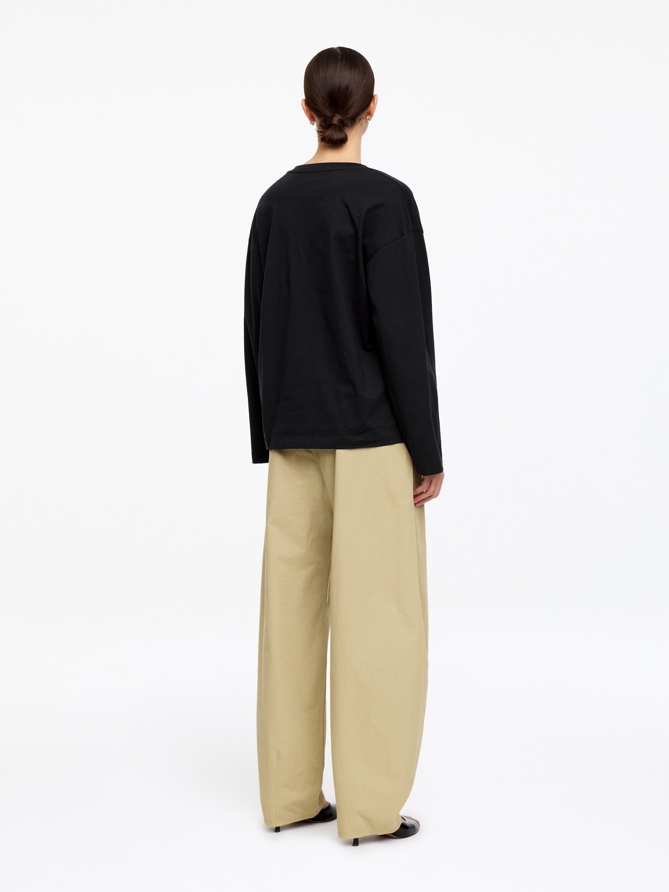 Camiseta holgada con cuello de pico. - Negro - Corte holgado - Women - StillMedia/Lookbook - 2