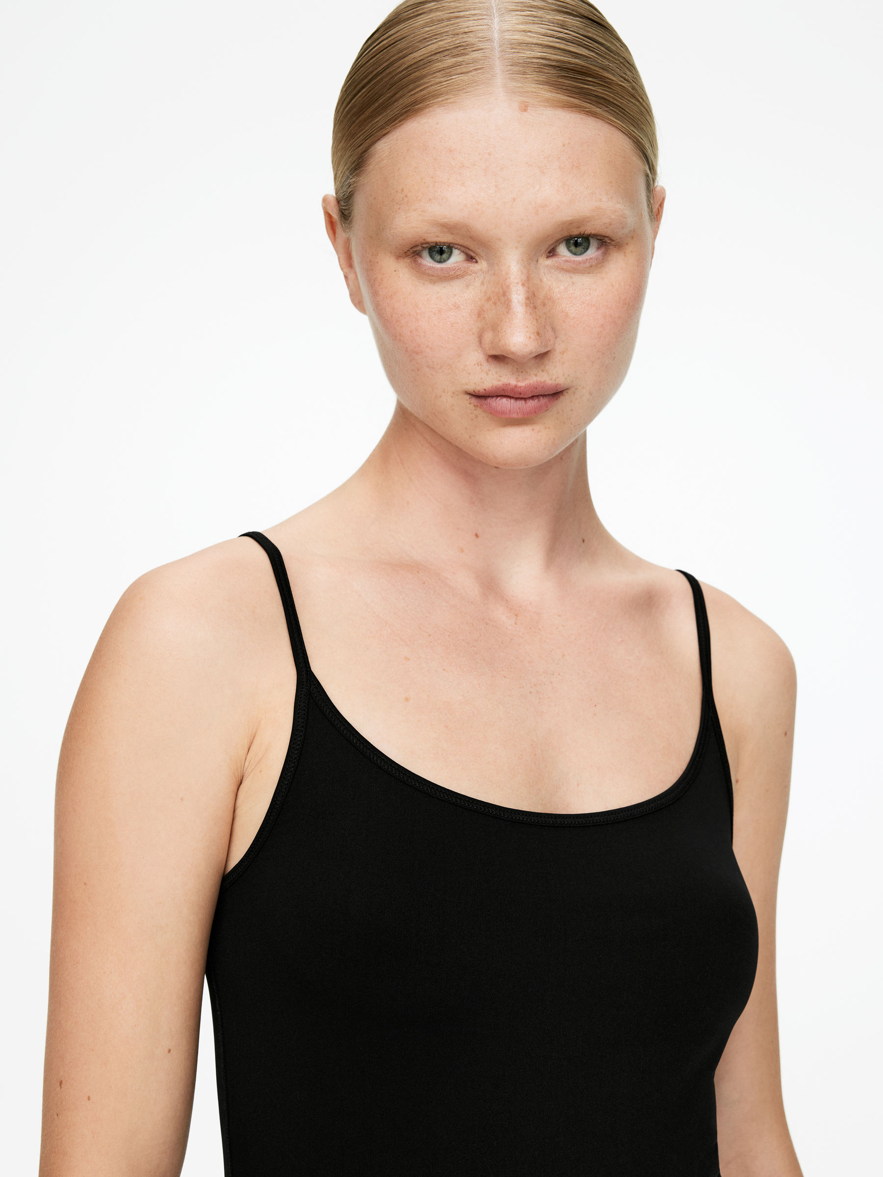 Top de tirantes de tipo deportivo elástico - Negro - Corte ajustado - Women - StillMedia/Lookbook - 3