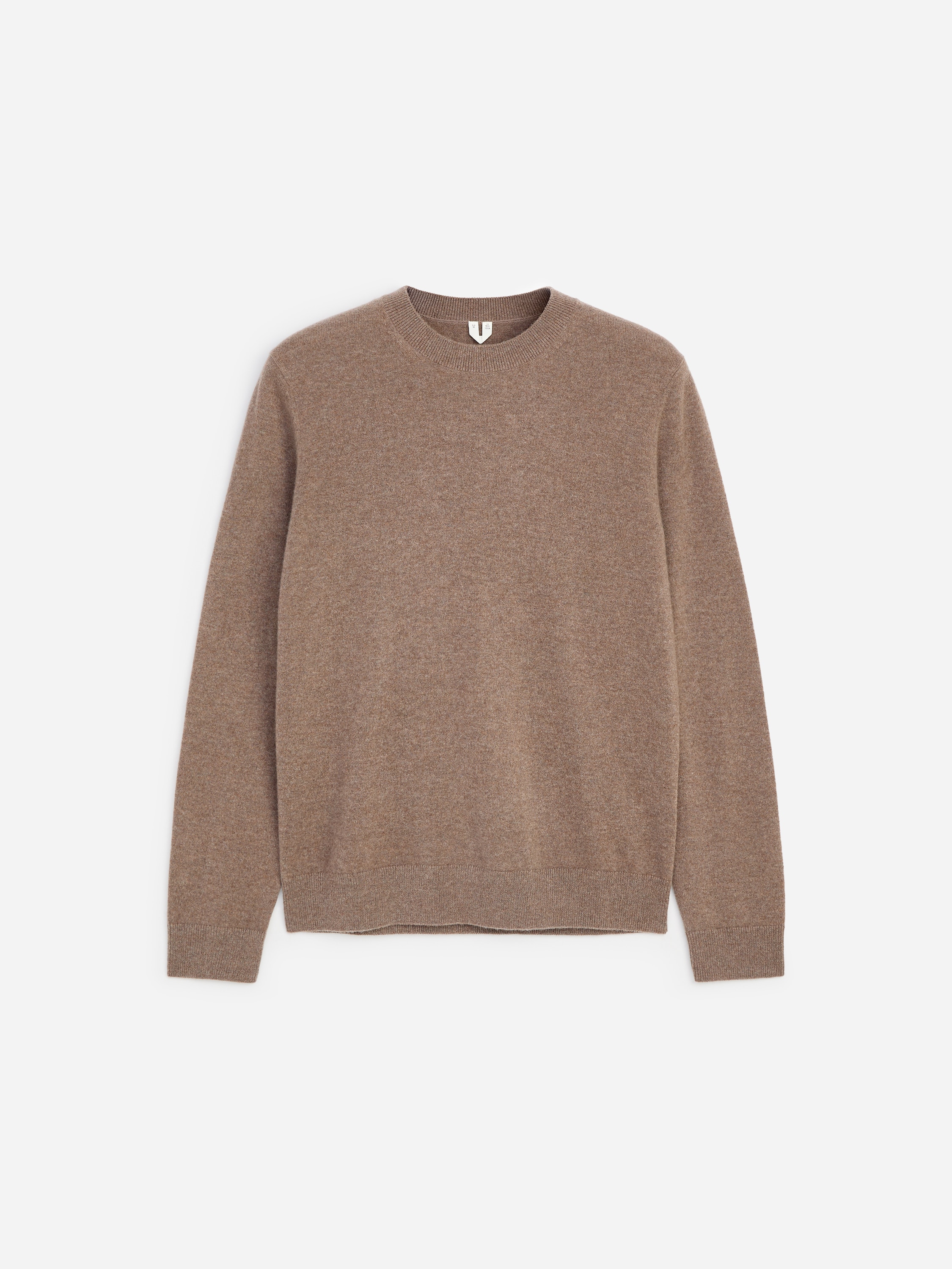 Il modello indossa un maglione marrone con girocollo, caratterizzato da collo e polsini a coste. Il maglione Ã¨ infilato in un paio di pantaloni grigio scuro.