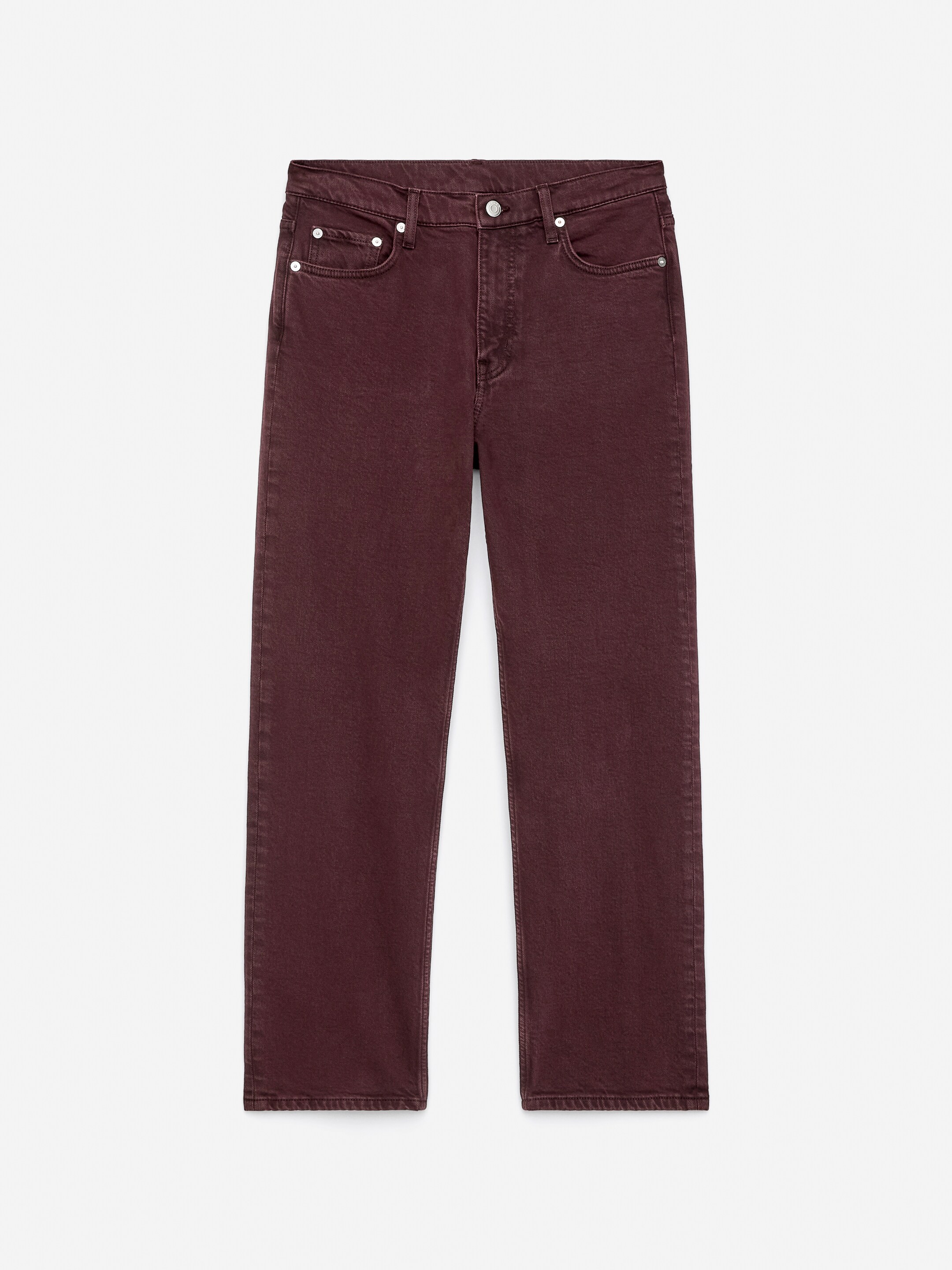 Vezi imaginea mai mare: O pereche de blugi din denim burgundy este prezentată din FAȚĂ, cu un fermoar și o închidere cu nasture detaliind talia. Picioarele conice și scurtate definesc croiala, iar buzunarele din față afișează nituri metalice, în timp ce buclele pentru curea înconjoară talia.