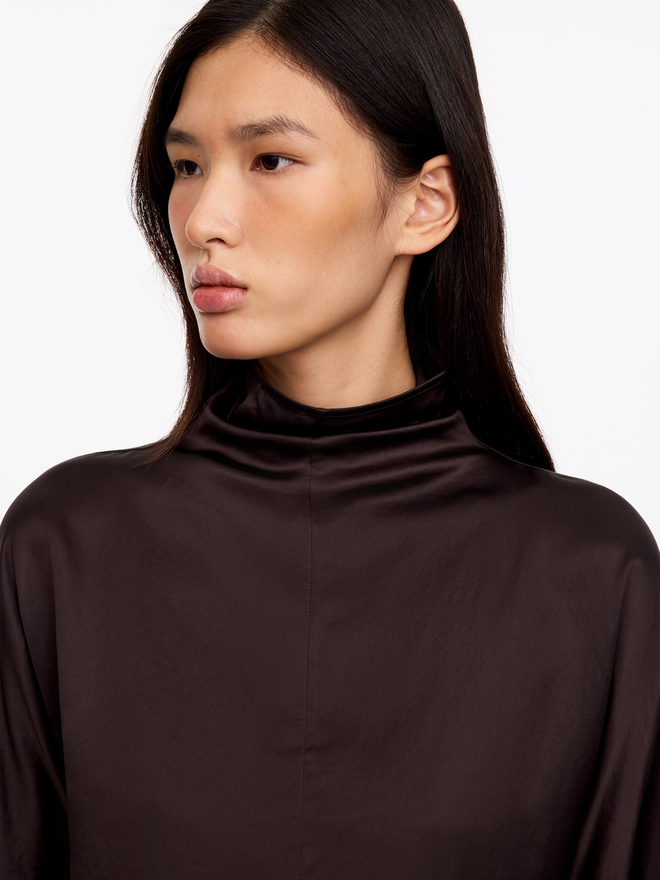 Top de satén con cuello alzado - Marrón oscuro - Corte ajustado - women - StillMedia/Lookbook - 7