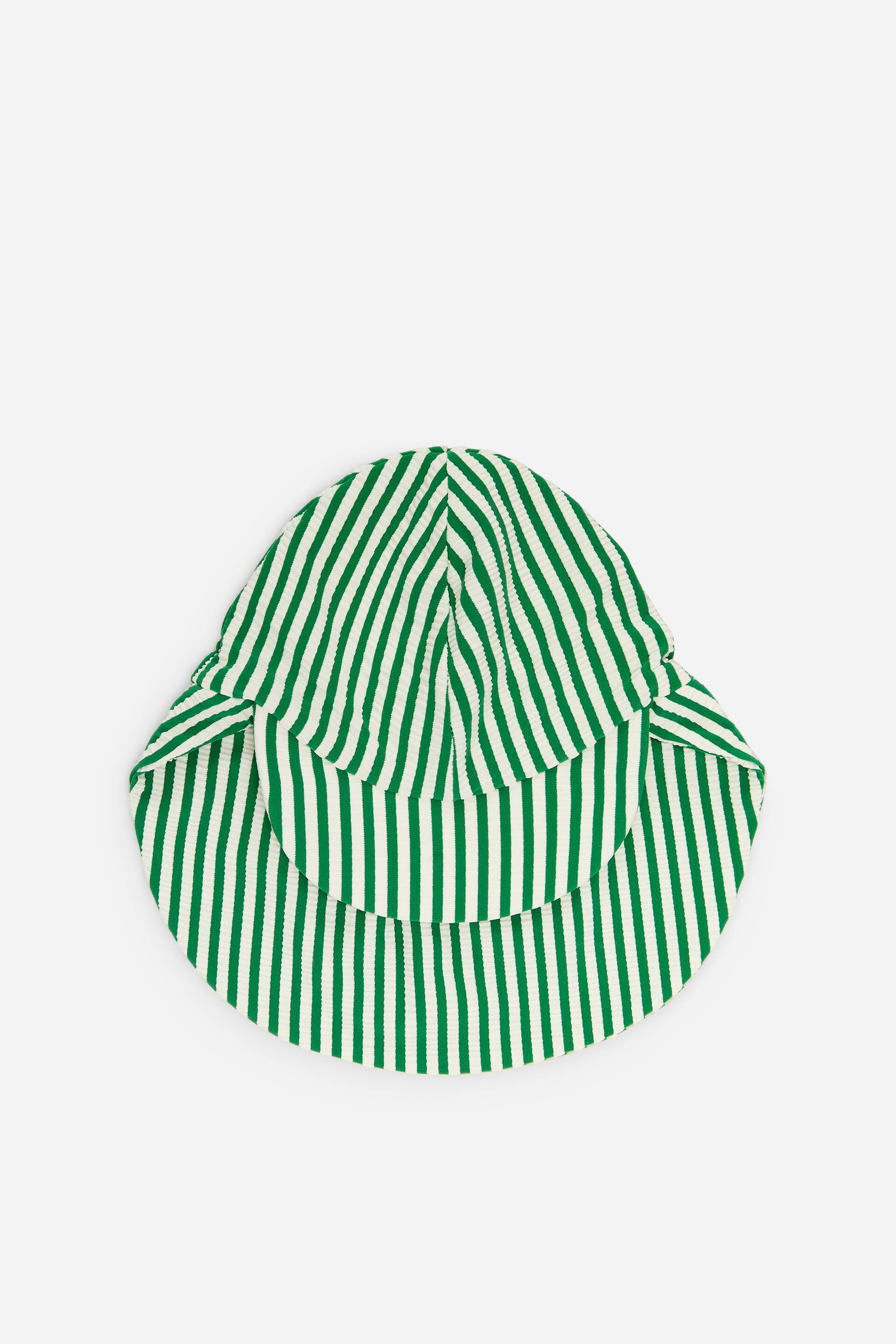 Преглед на по-голямо изображение: Плувната шапка има вертикален райе в зелено и бяло върху текстурирана материя. Тя е с козирка отпред и флап отзад, като в задната част се виждат ластици.