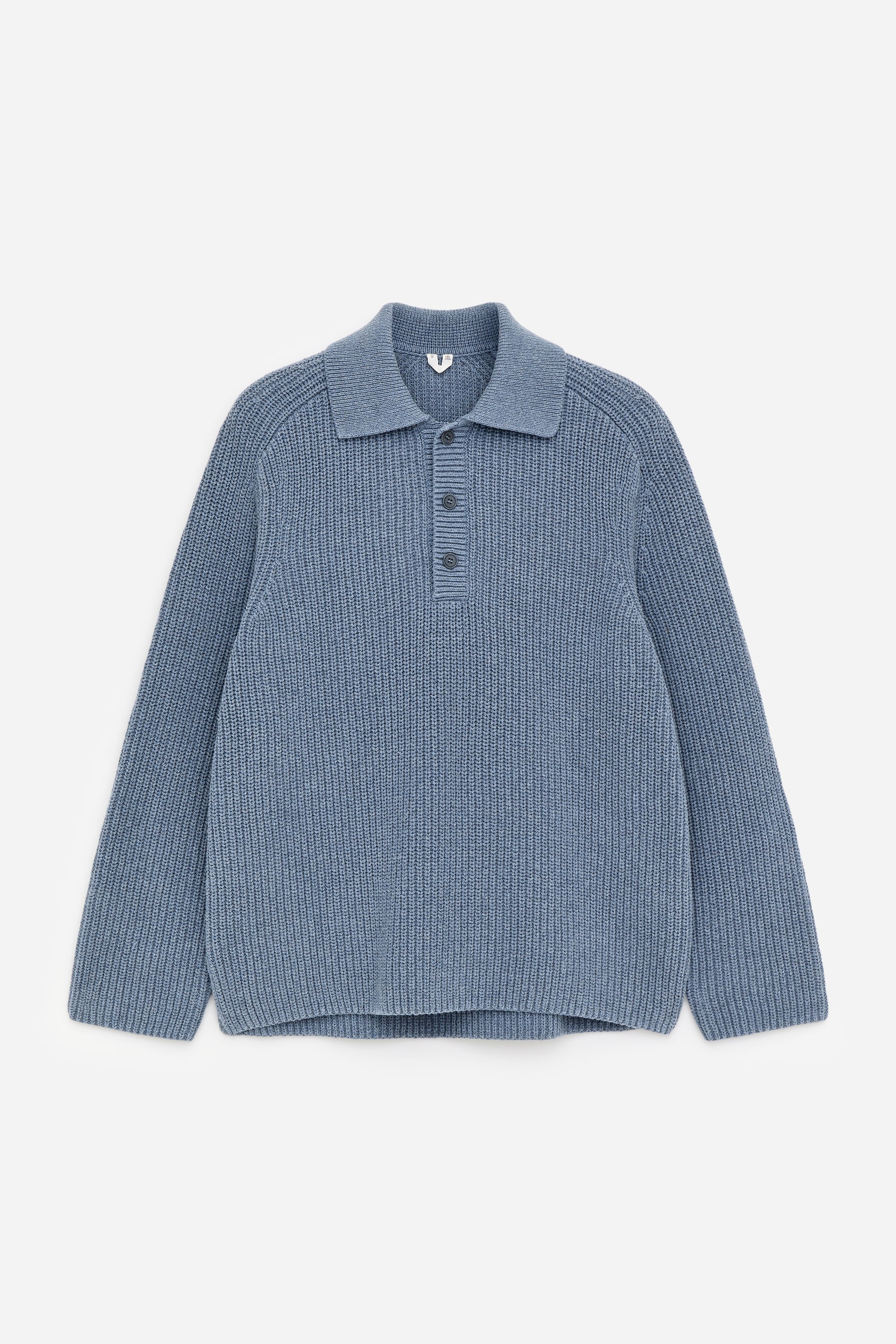 Größeres Bild ansehen: Ein blauer, grob gestrickter Polopullover wird von vorne präsentiert, mit einem klassischen Kragen und einer dreiknöpfigen halben Knopfleiste. Er ist in einem Halb-Cardigan-Muster gestrickt und zeigt eine lockere und entspannte Passform.