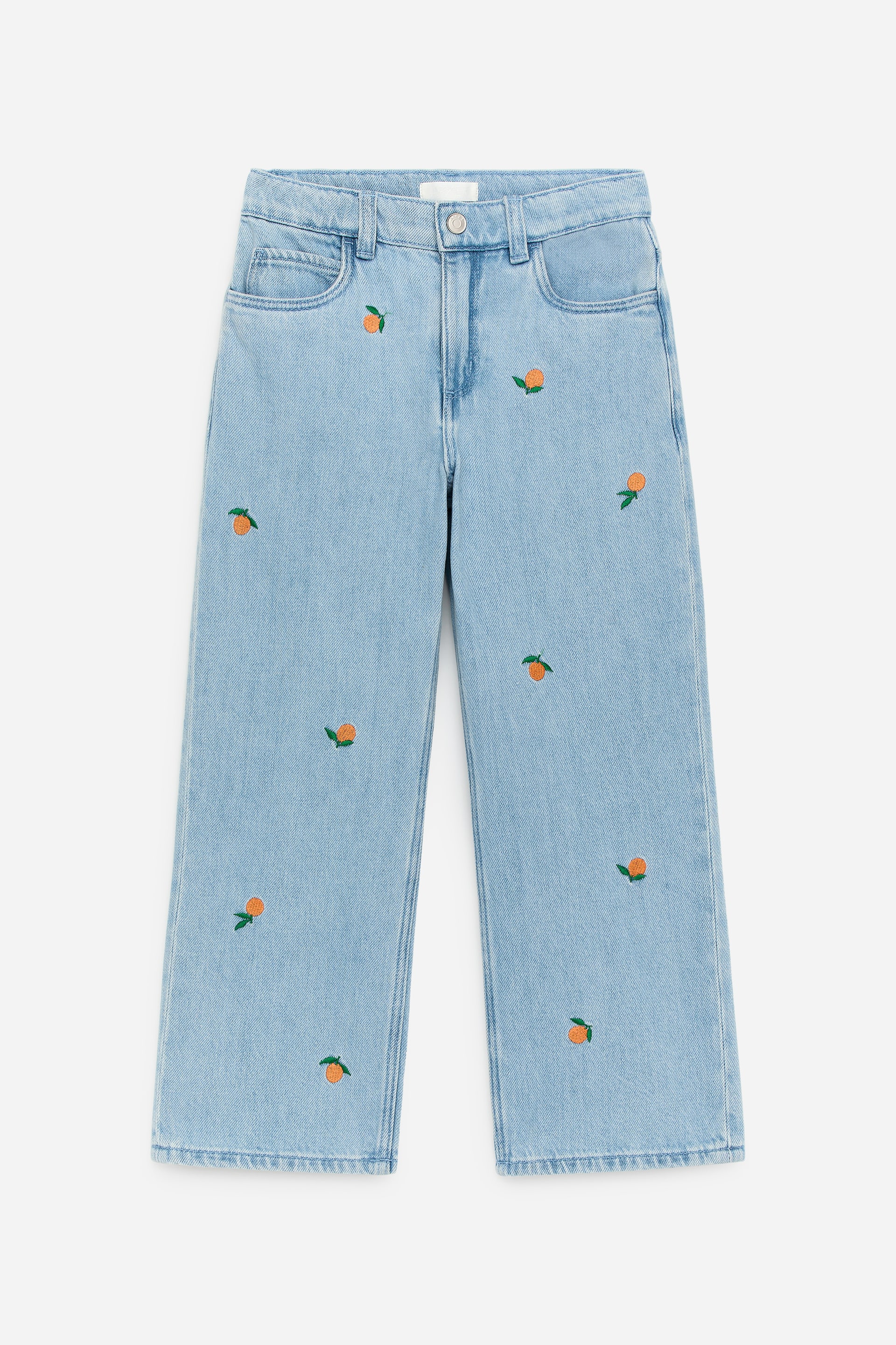 Se større billede: Lyseblå denim bukser præsenteres i frontvisning, med en afslappet pasform og klassisk 5-lomme stil. Bukserne fremviser spredte broderede orange motiver overalt.