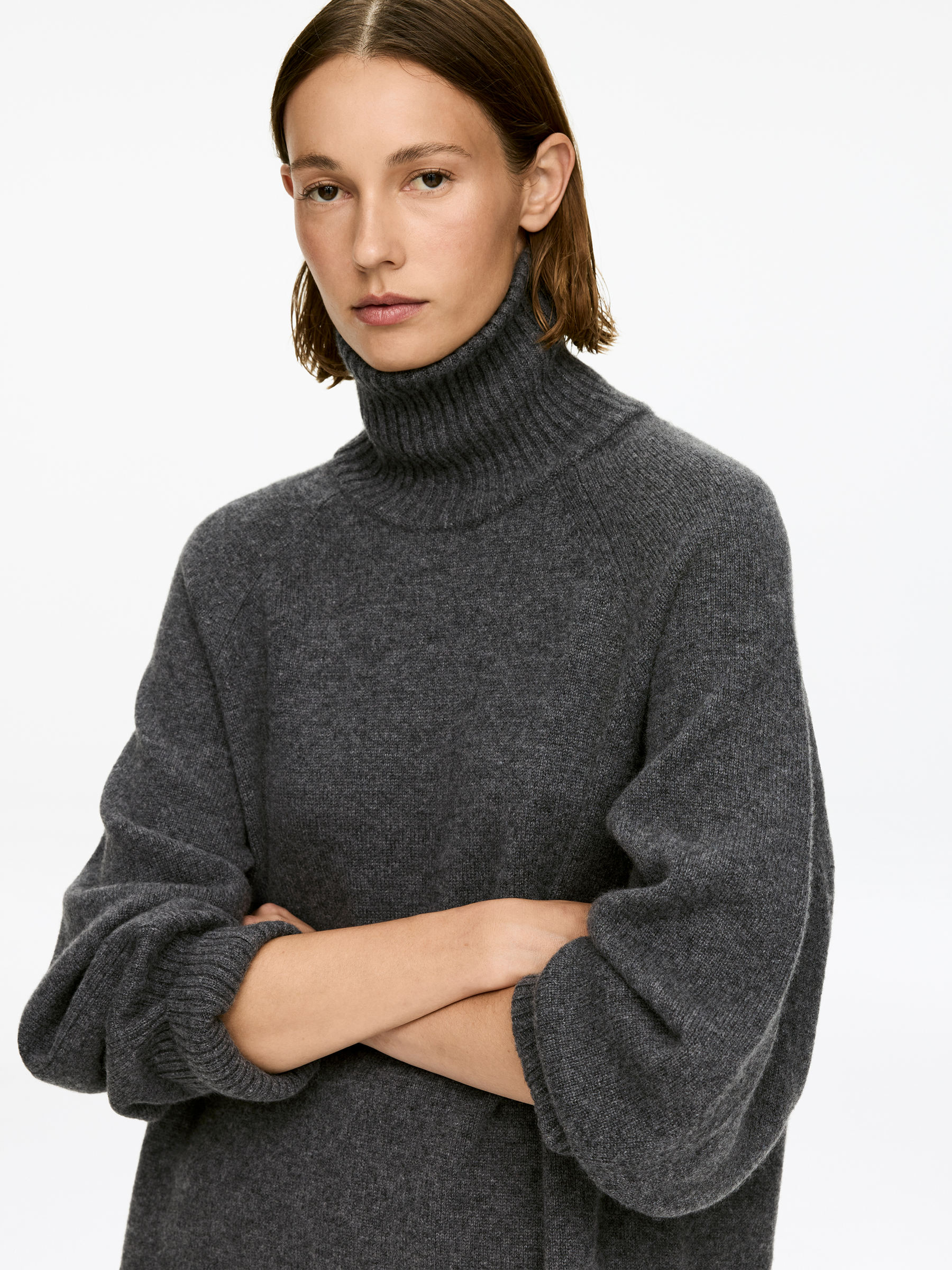 Pull col roulé en pur cachemire - Gris foncé - Loose fit - Femme - StillMedia/Lookbook - 4