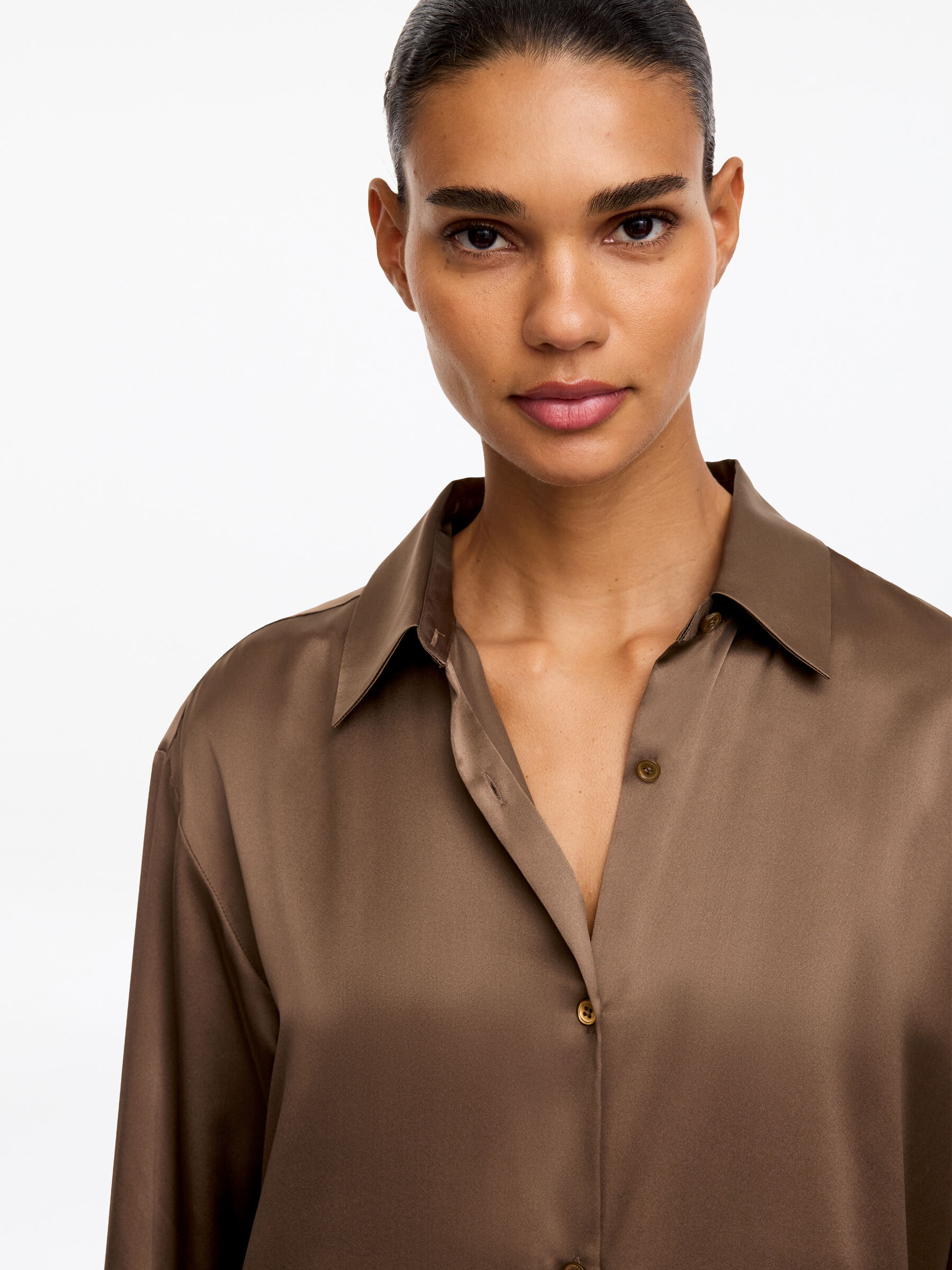 Hemd aus Seidensatin - Taupe - Regular Fit - Damen - StillMedia/Lookbook - 3