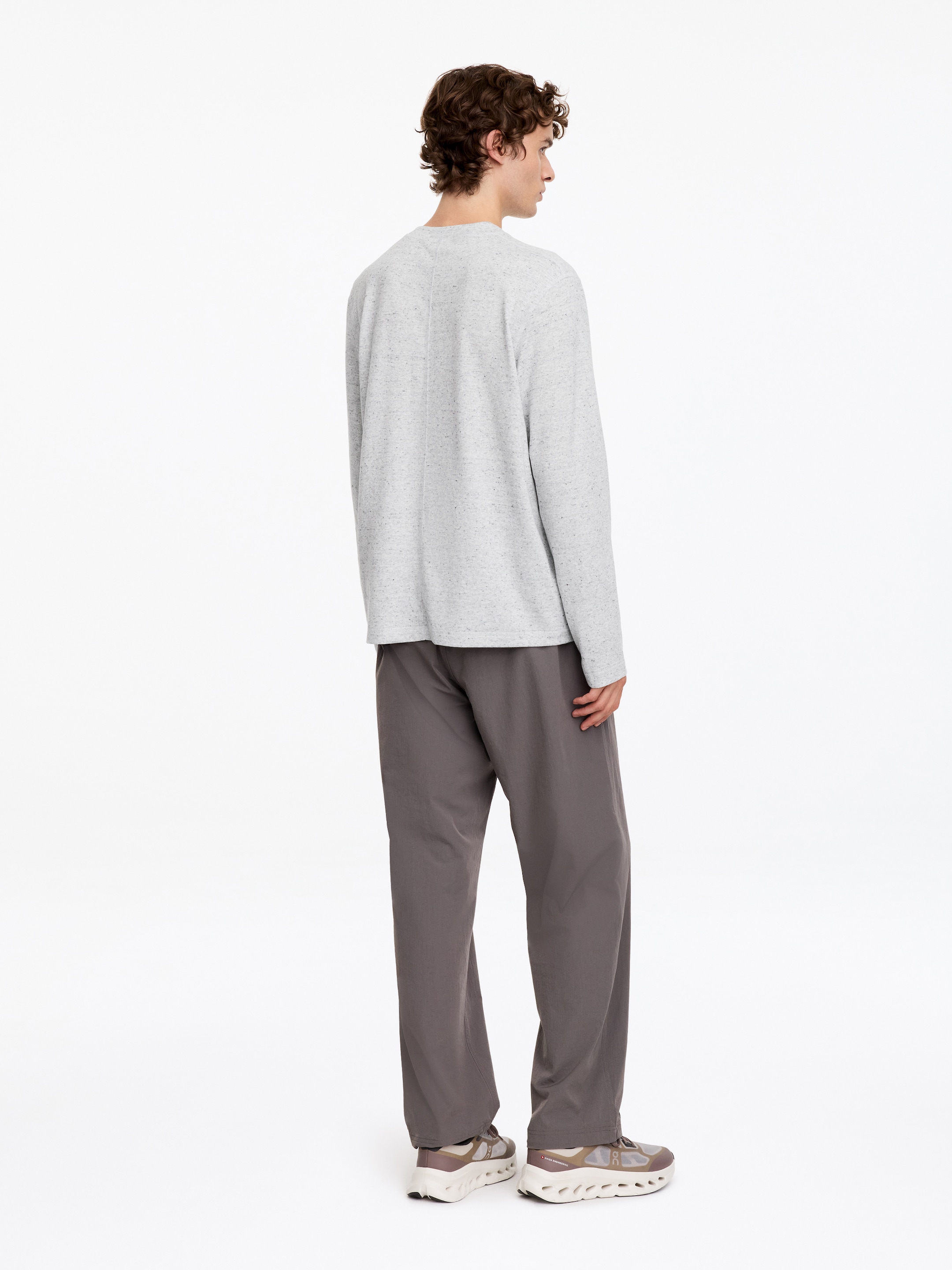 Haut à manches longues ARKET ACTIVE - gris - Regular fit - men - StillMedia/Lookbook - 3
