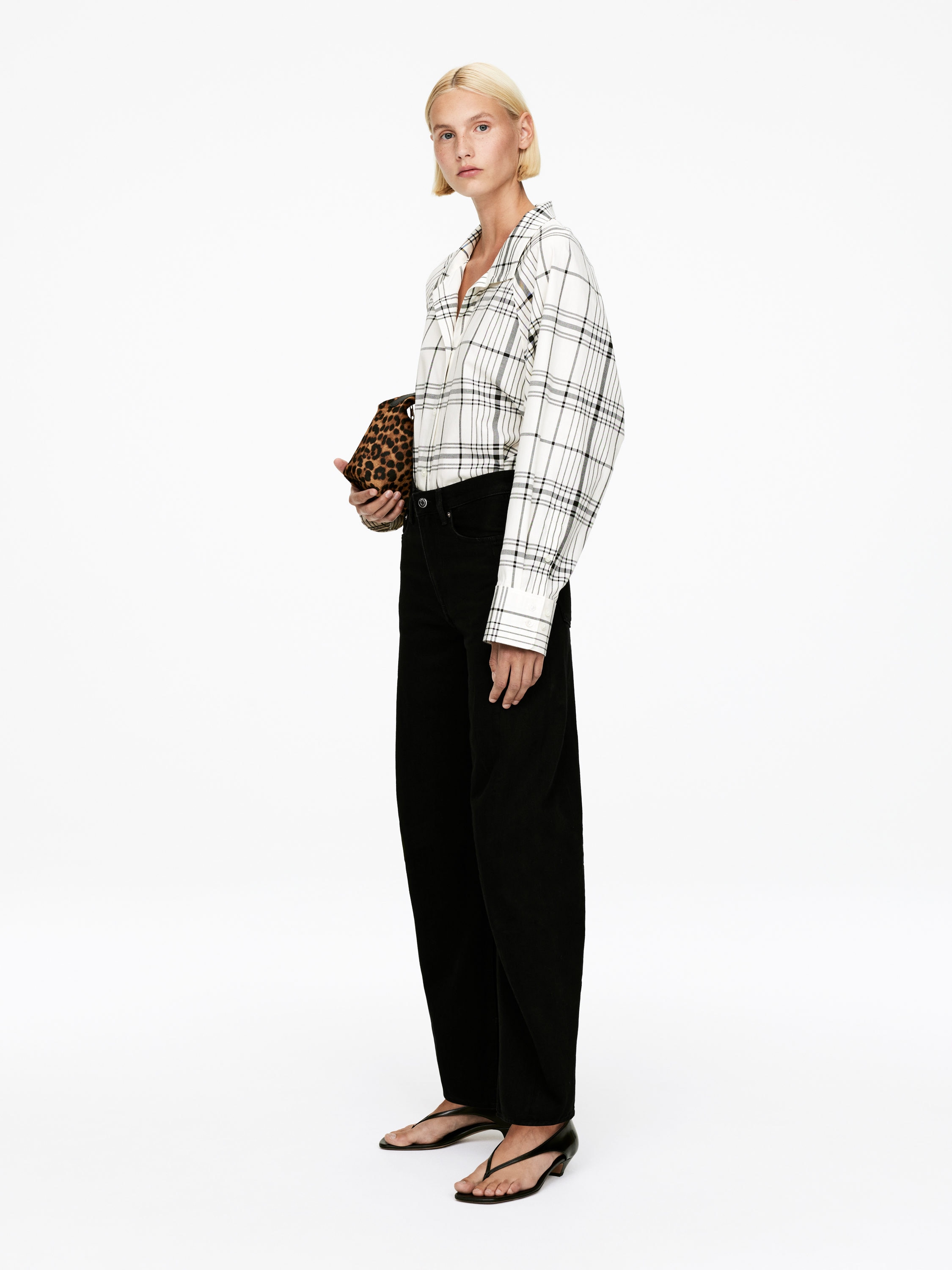 BLOOM Barrel Jeans - Black - Relaxed fit - Women - StillMedia/Lookbook - 3